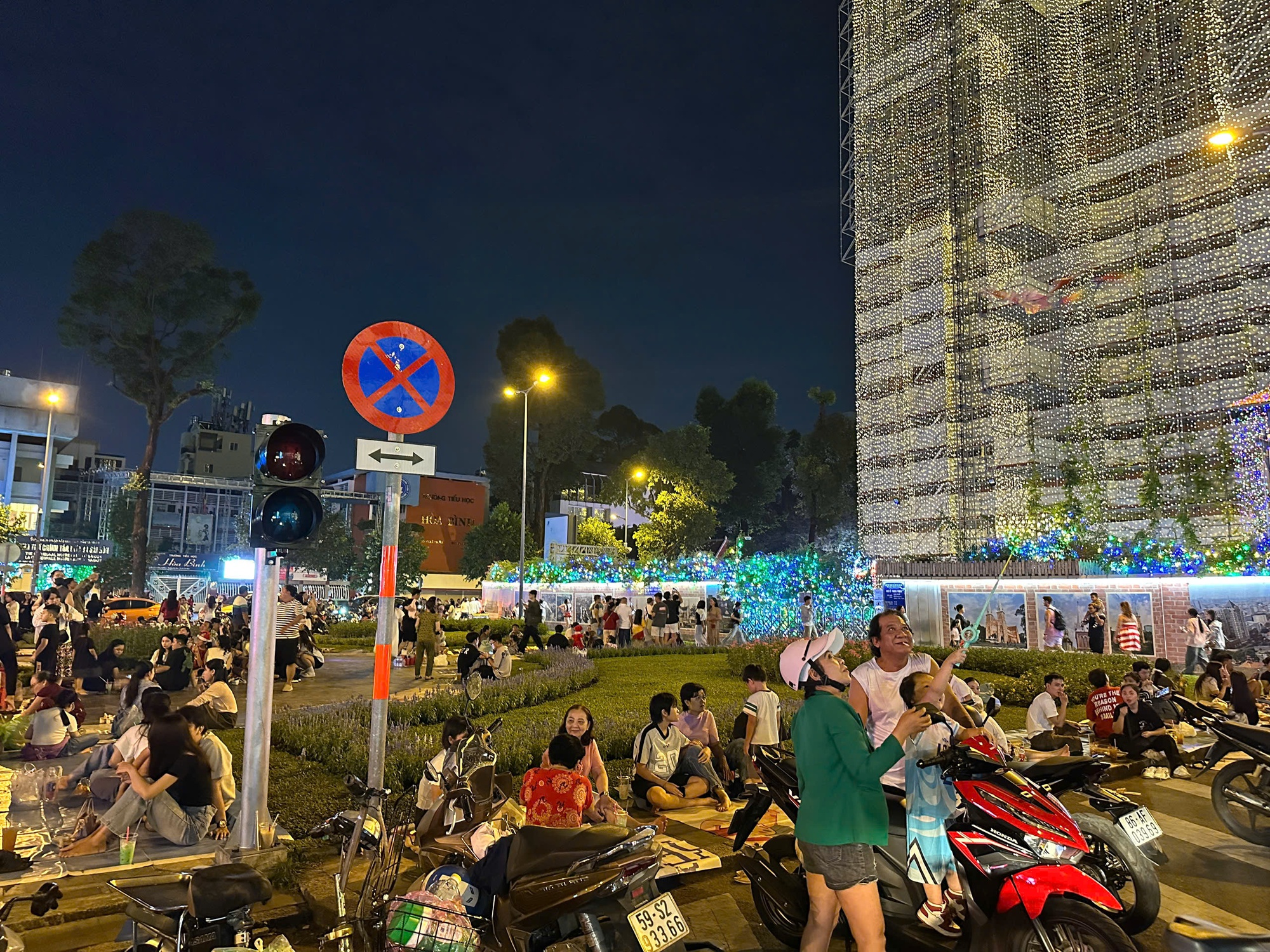 Người dân TP.HCM đổ ra đường tận hưởng không khí lạnh, nhà thờ Đức Bà chính thức lên đèn- Ảnh 7. Người dân TP.HCM đổ ra đường tận hưởng không khí lạnh, nhà thờ Đức Bà chính thức lên đèn- Ảnh 7.