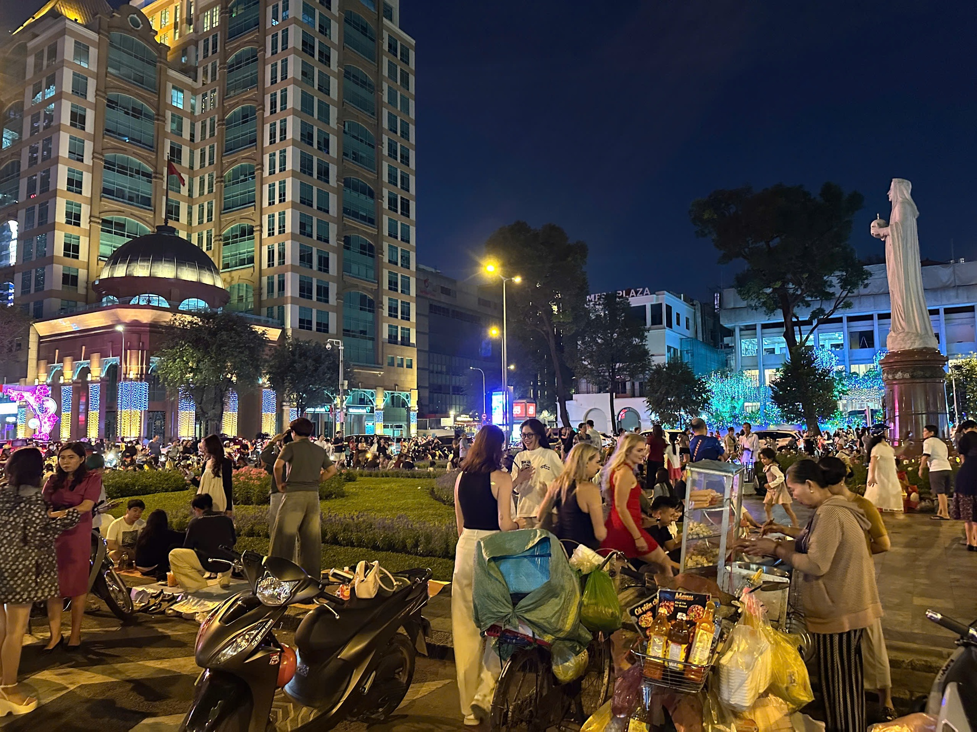 Người dân TP.HCM đổ ra đường tận hưởng không khí lạnh, nhà thờ Đức Bà chính thức lên đèn- Ảnh 6. Người dân TP.HCM đổ ra đường tận hưởng không khí lạnh, nhà thờ Đức Bà chính thức lên đèn- Ảnh 6.