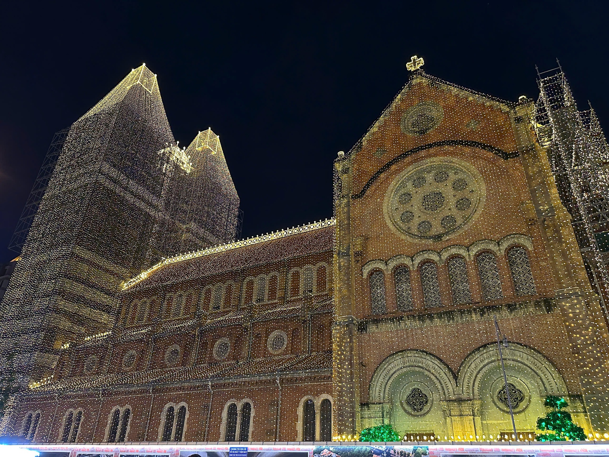 Người dân TP.HCM đổ ra đường tận hưởng không khí lạnh, nhà thờ Đức Bà chính thức lên đèn- Ảnh 2. Người dân TP.HCM đổ ra đường tận hưởng không khí lạnh, nhà thờ Đức Bà chính thức lên đèn- Ảnh 2.