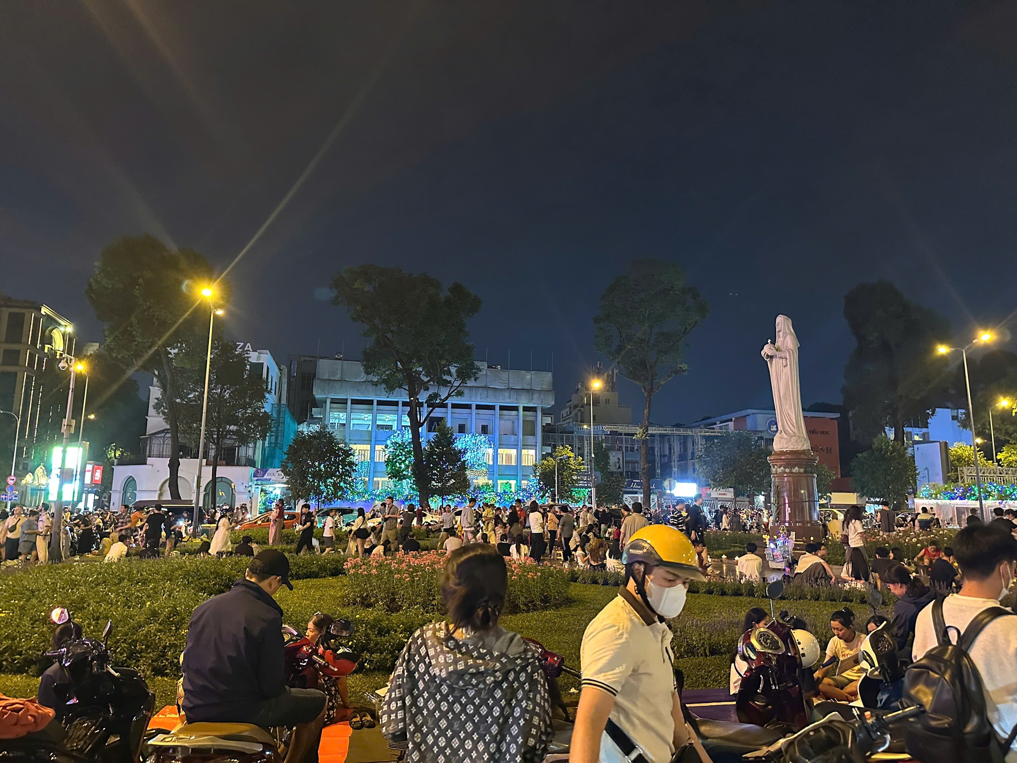 Người dân TP.HCM đổ ra đường tận hưởng không khí lạnh, nhà thờ Đức Bà chính thức lên đèn- Ảnh 8. Người dân TP.HCM đổ ra đường tận hưởng không khí lạnh, nhà thờ Đức Bà chính thức lên đèn- Ảnh 8.