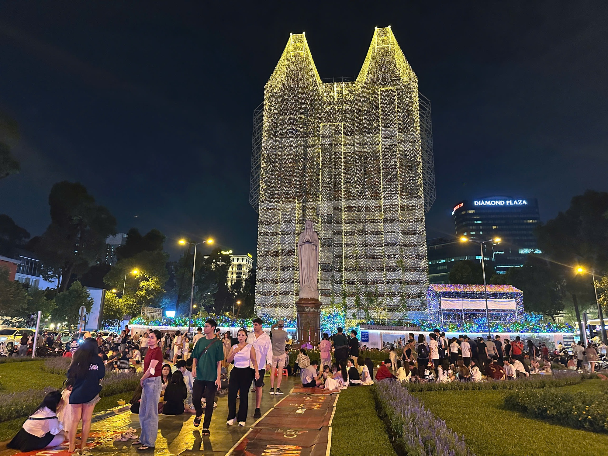 Người dân TP.HCM đổ ra đường tận hưởng không khí lạnh, nhà thờ Đức Bà chính thức lên đèn- Ảnh 1. Người dân TP.HCM đổ ra đường tận hưởng không khí lạnh, nhà thờ Đức Bà chính thức lên đèn- Ảnh 1.