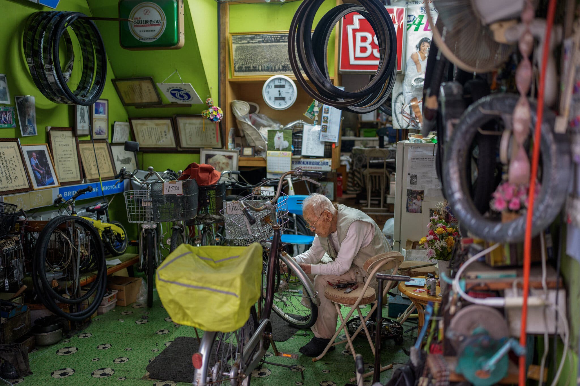 Những cụ già Nhật Bản trăm tuổi vẫn đi làm- Ảnh 2.