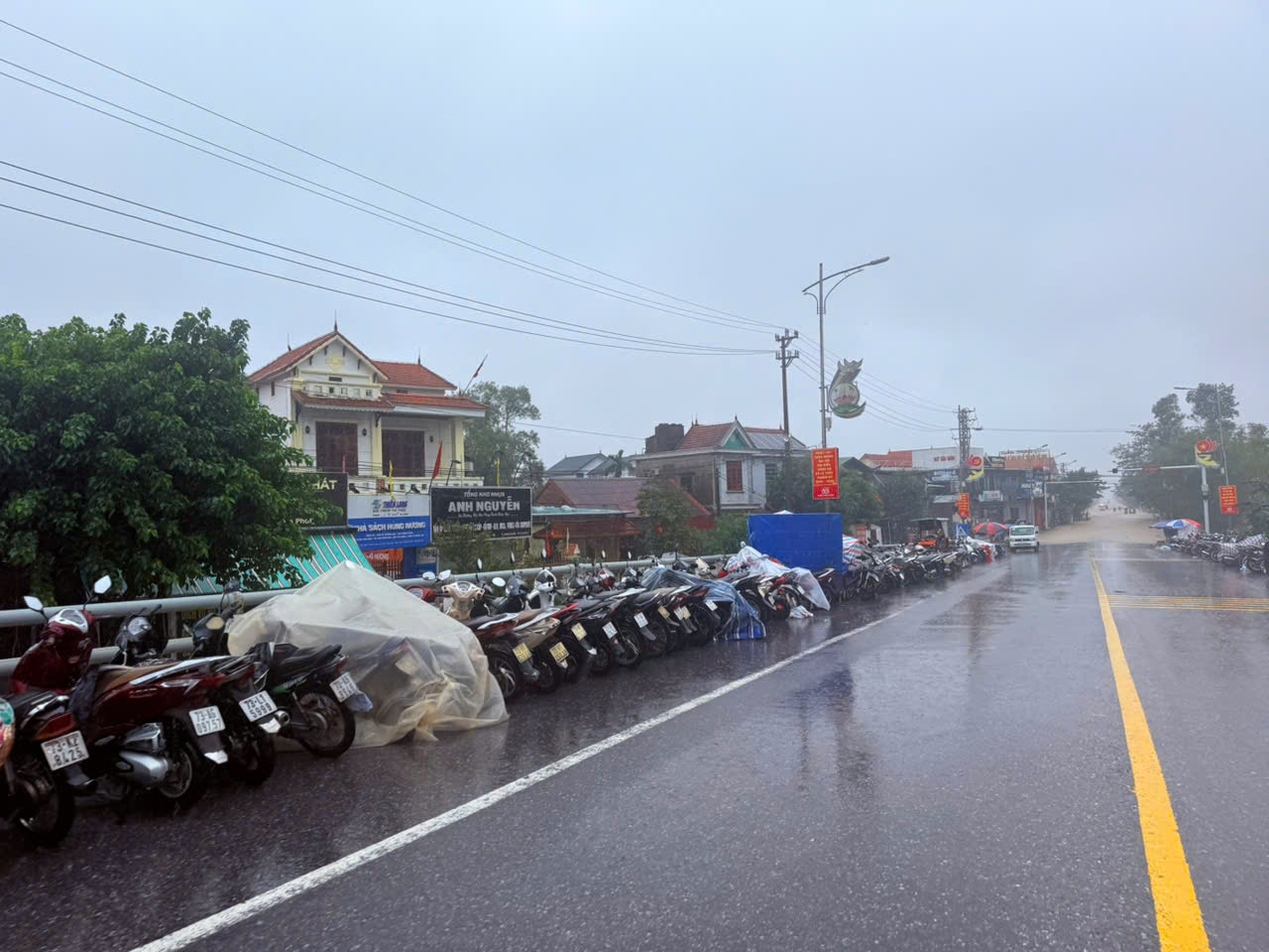 Biển nước bao vây xã Lệ Thủy, người dân hối hả chạy lũ- Ảnh 11.