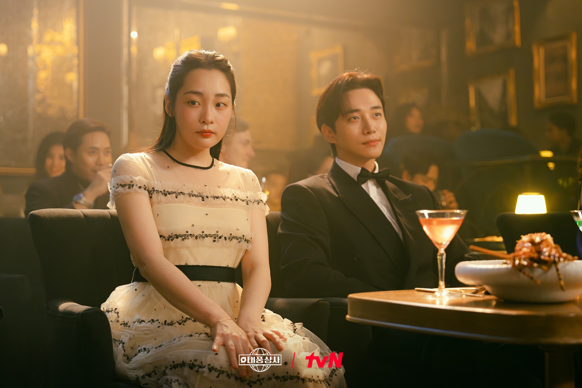 Xem rồi mới hiểu vì sao nhà nhà phát cuồng phim Hàn này: Nam chính cứ mặc vest là thần, rating dẫn đầu cả nước- Ảnh 1.