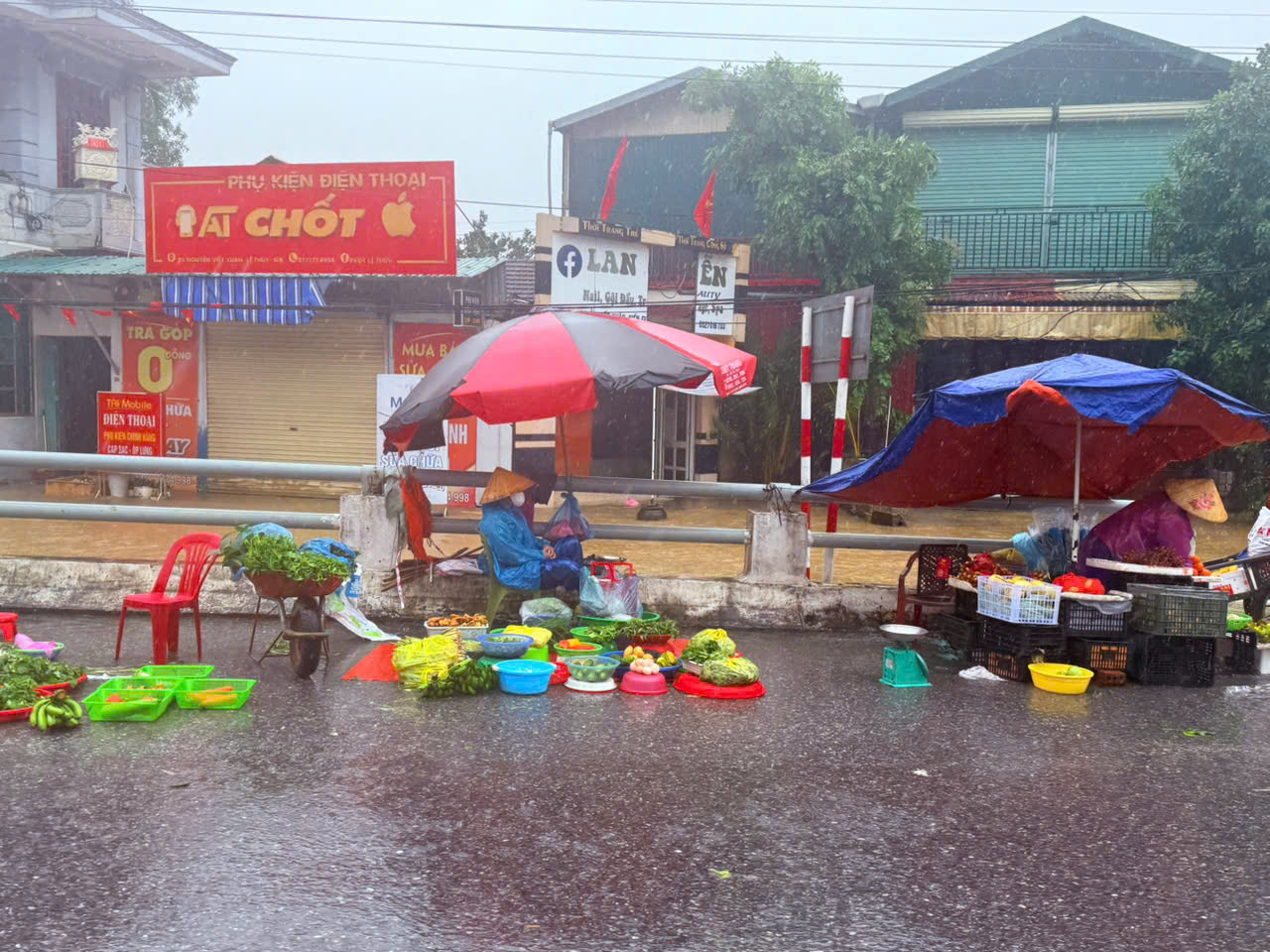 Biển nước bao vây xã Lệ Thủy, người dân hối hả chạy lũ- Ảnh 12.