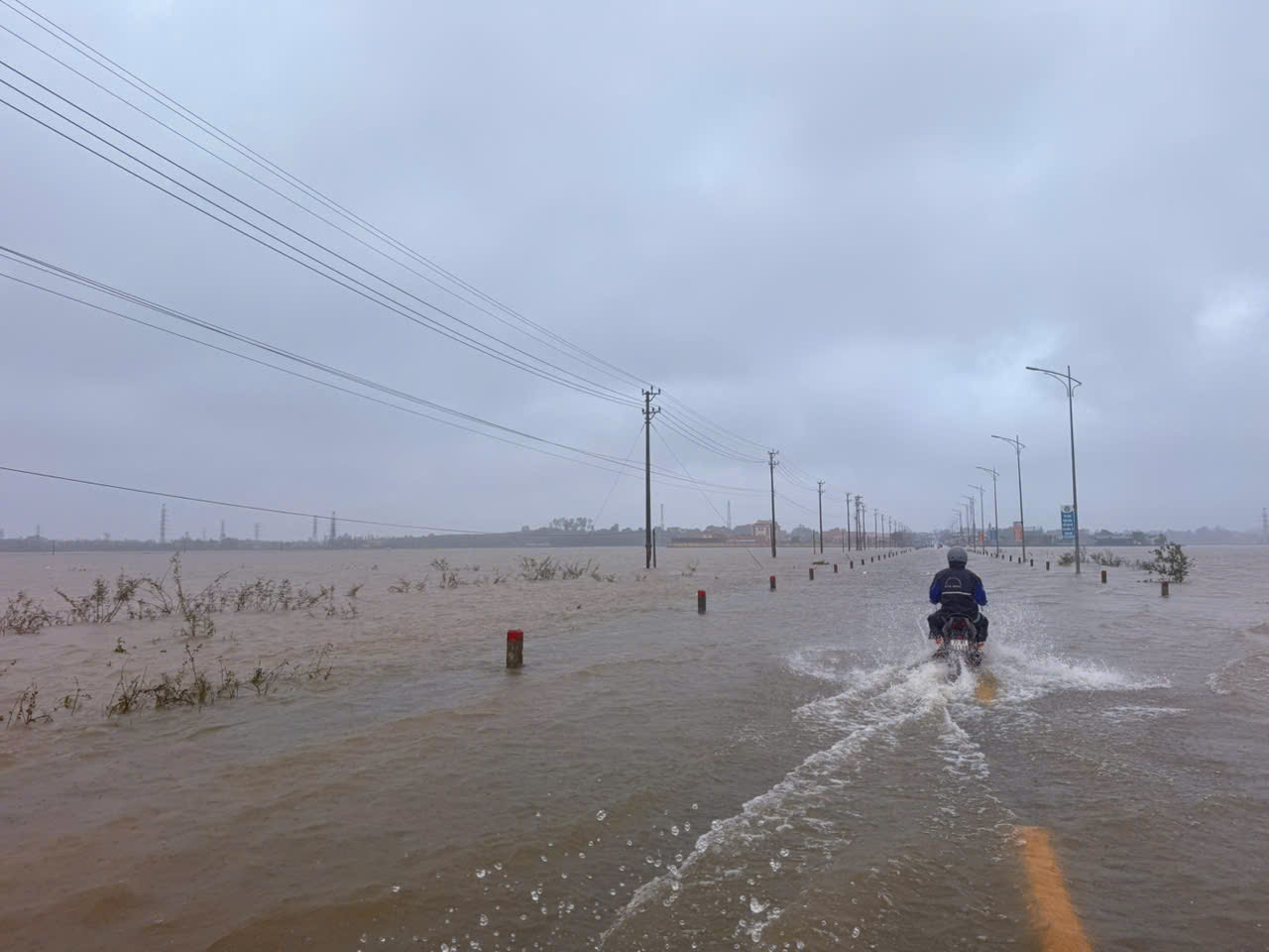 Biển nước bao vây xã Lệ Thủy, người dân hối hả chạy lũ- Ảnh 13.