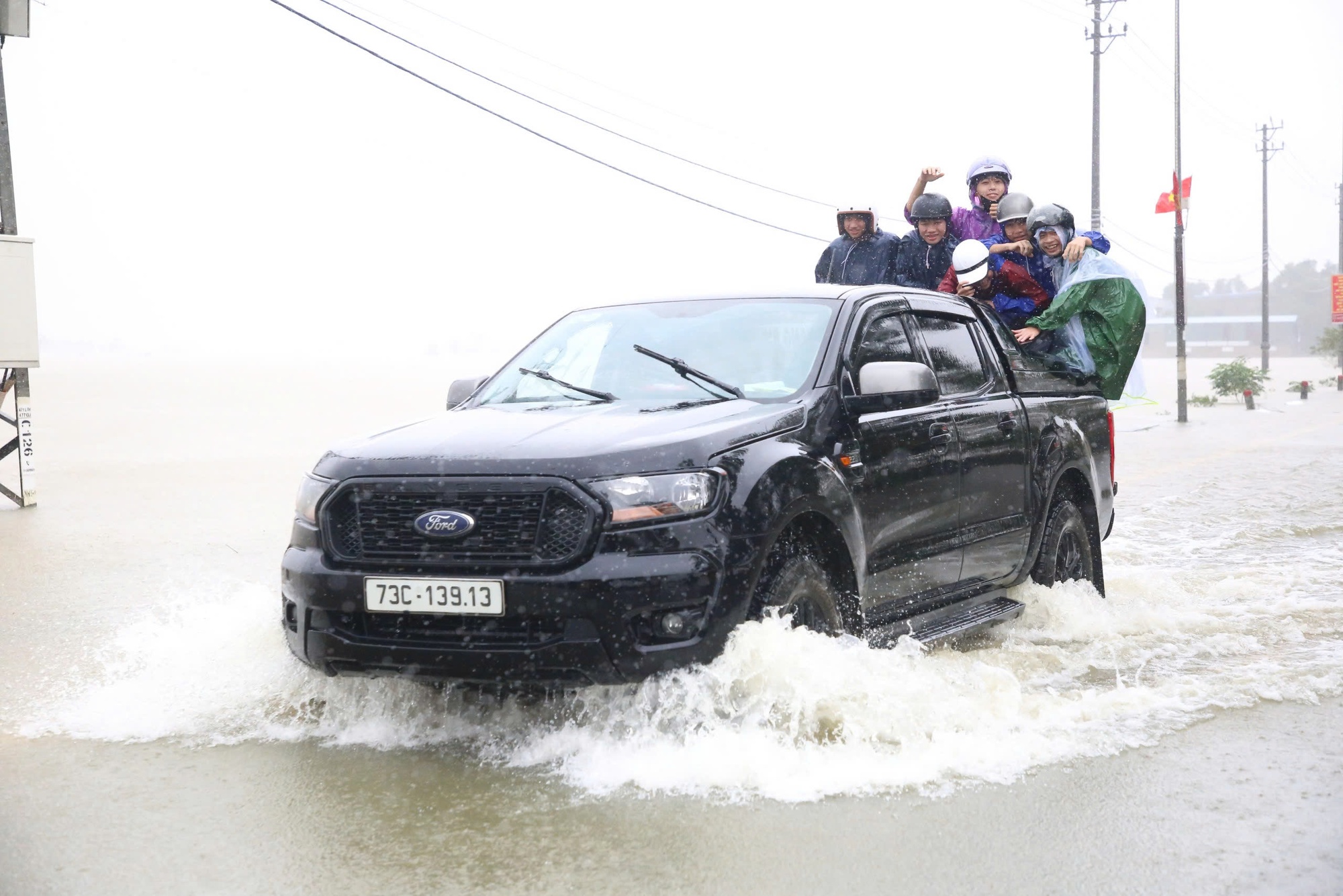 Biển nước bao vây xã Lệ Thủy, người dân hối hả chạy lũ- Ảnh 14.