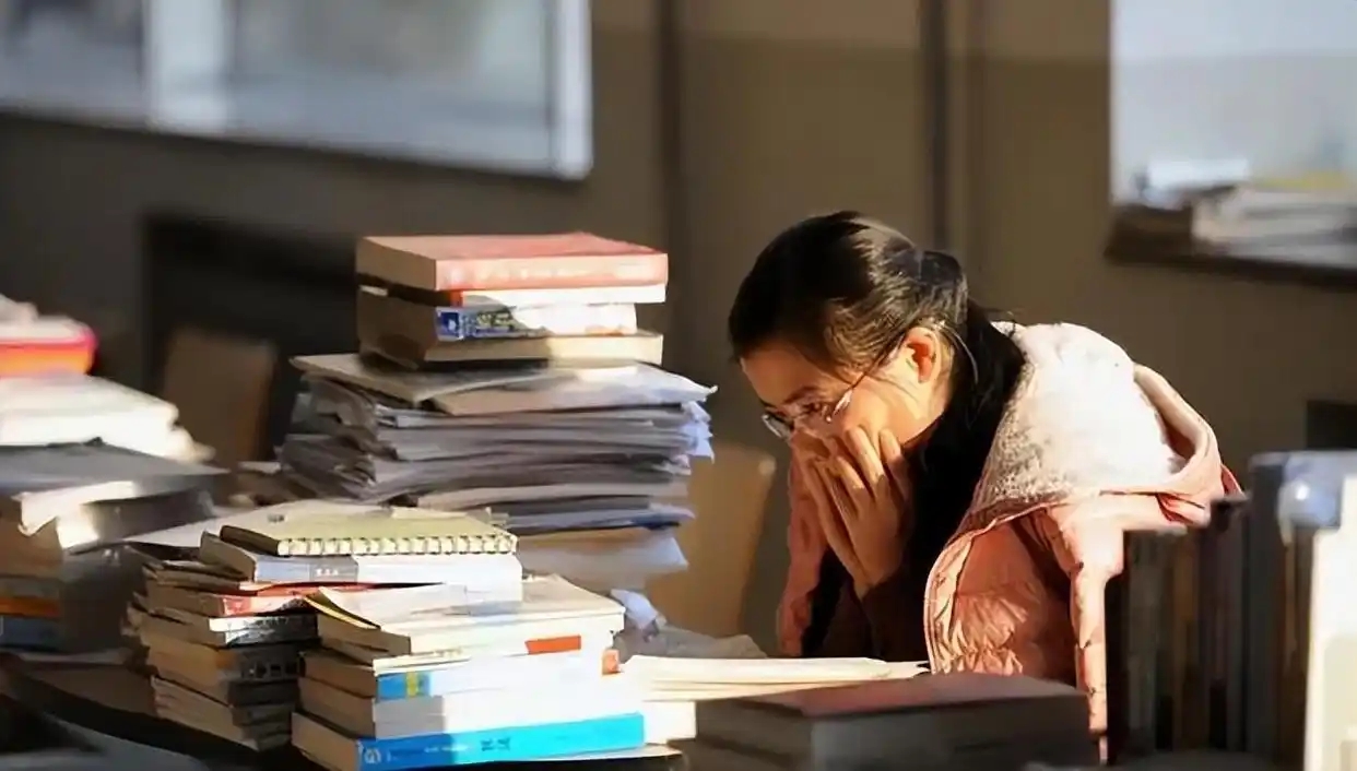 Nữ sinh được cả làng kỳ vọng mất tích bí ẩn sau khi tốt nghiệp, 12 năm sau phát hiện sống vô gia cư: Nguyên nhân với bố mẹ "ngã ngửa"- Ảnh 1.