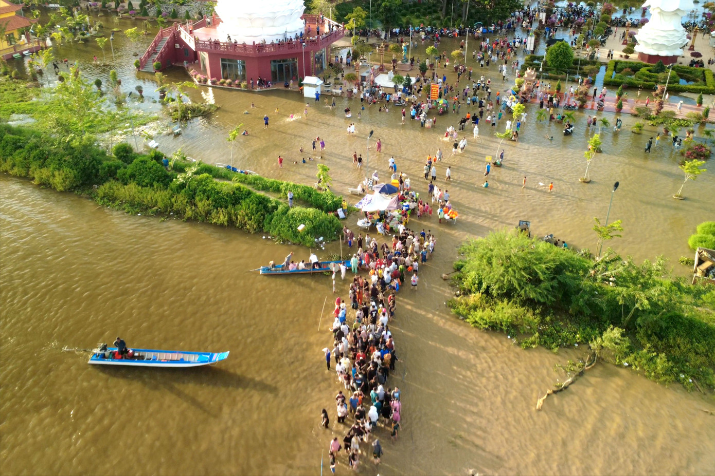 Du khách kéo về chùa Núi Nổi trải nghiệm hiện tượng 'có một không hai'- Ảnh 8.