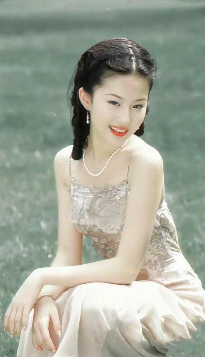 Cô gái trong bức ảnh cưới hơn 20 năm trước đẹp hơn cả filter, giờ là đỉnh lưu của đỉnh lưu, chỉ cần lộ diện là MXH nổ tung- Ảnh 5.