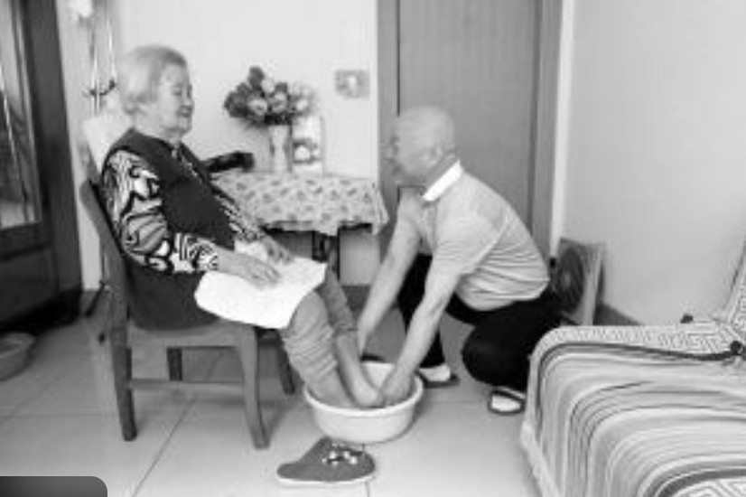 5 người con thay nhau mỗi người một ngày chăm mẹ già 92 tuổi: Chỉ mong mẹ có cảm giác “mới mẻ”- Ảnh 2.