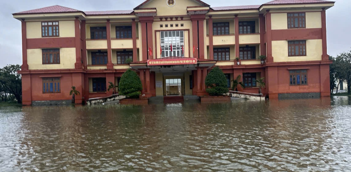 Biển nước bao vây xã Lệ Thủy, người dân hối hả chạy lũ- Ảnh 5.