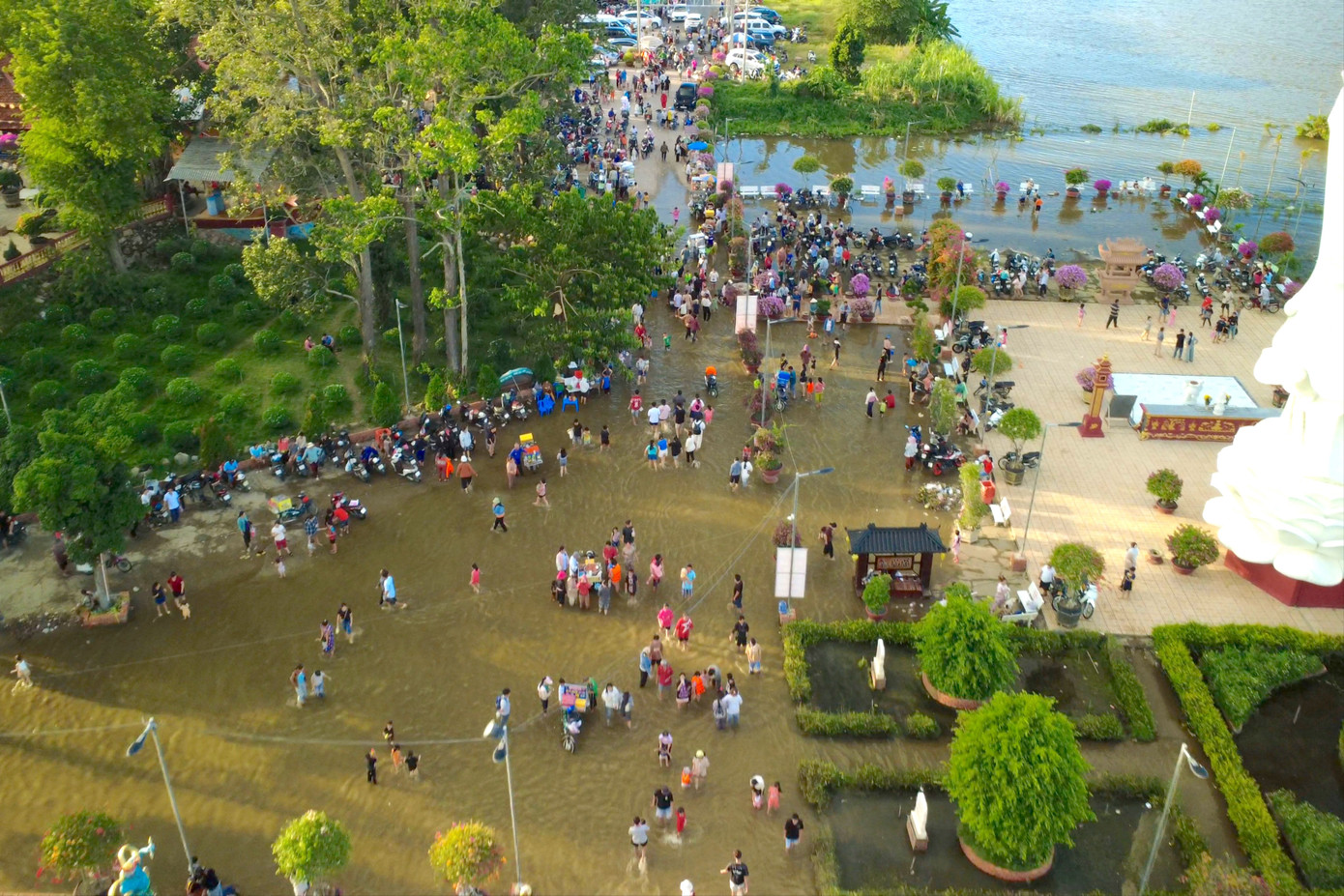 Du khách kéo về chùa Núi Nổi trải nghiệm hiện tượng 'có một không hai'- Ảnh 7.