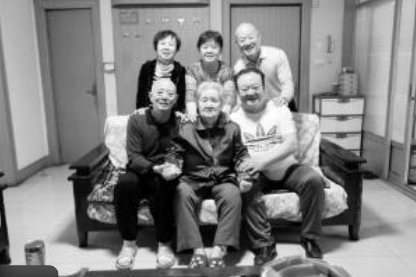 5 người con thay nhau mỗi người một ngày chăm mẹ già 92 tuổi: Chỉ mong mẹ có cảm giác “mới mẻ”- Ảnh 1.