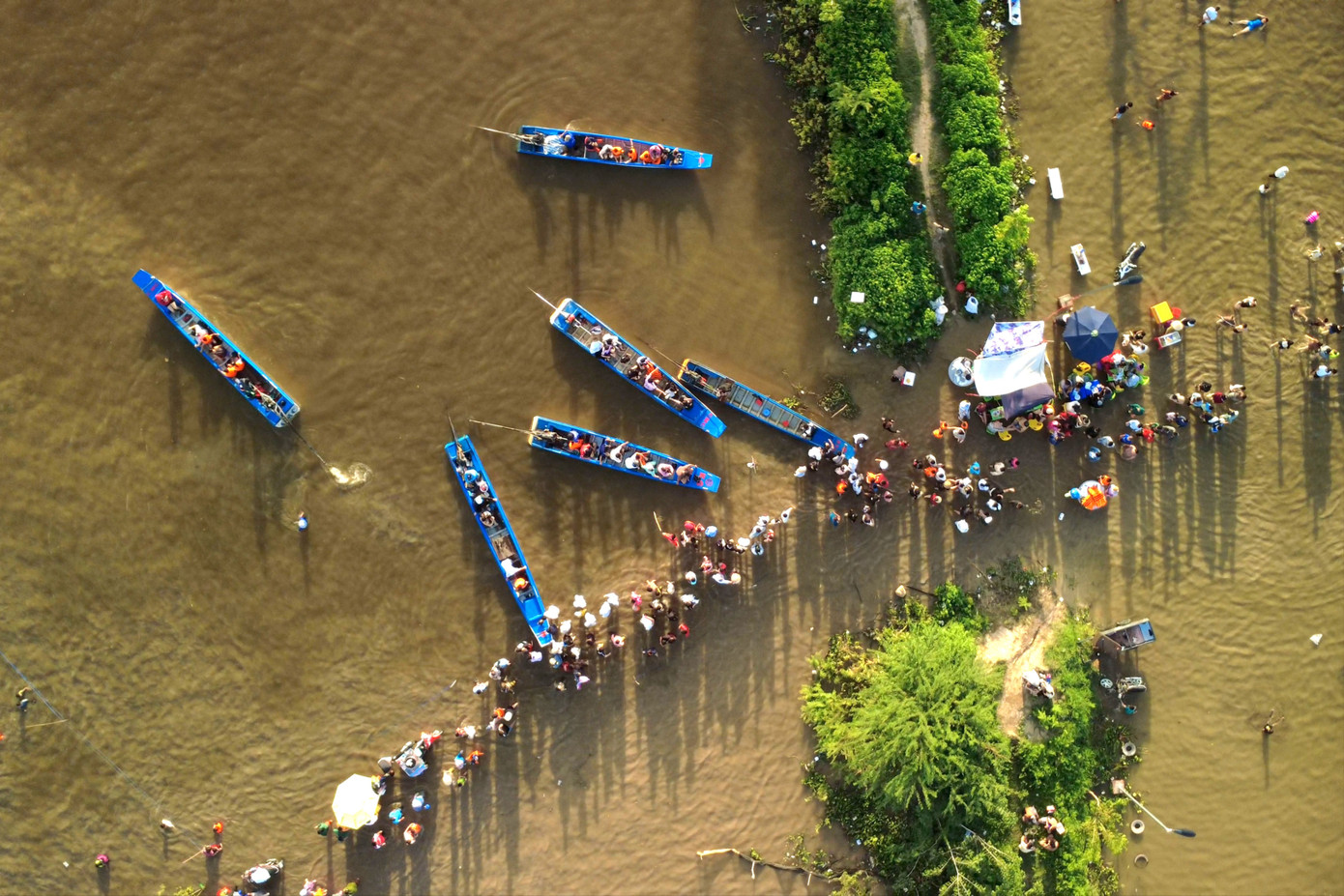 Du khách kéo về chùa Núi Nổi trải nghiệm hiện tượng 'có một không hai'- Ảnh 9.