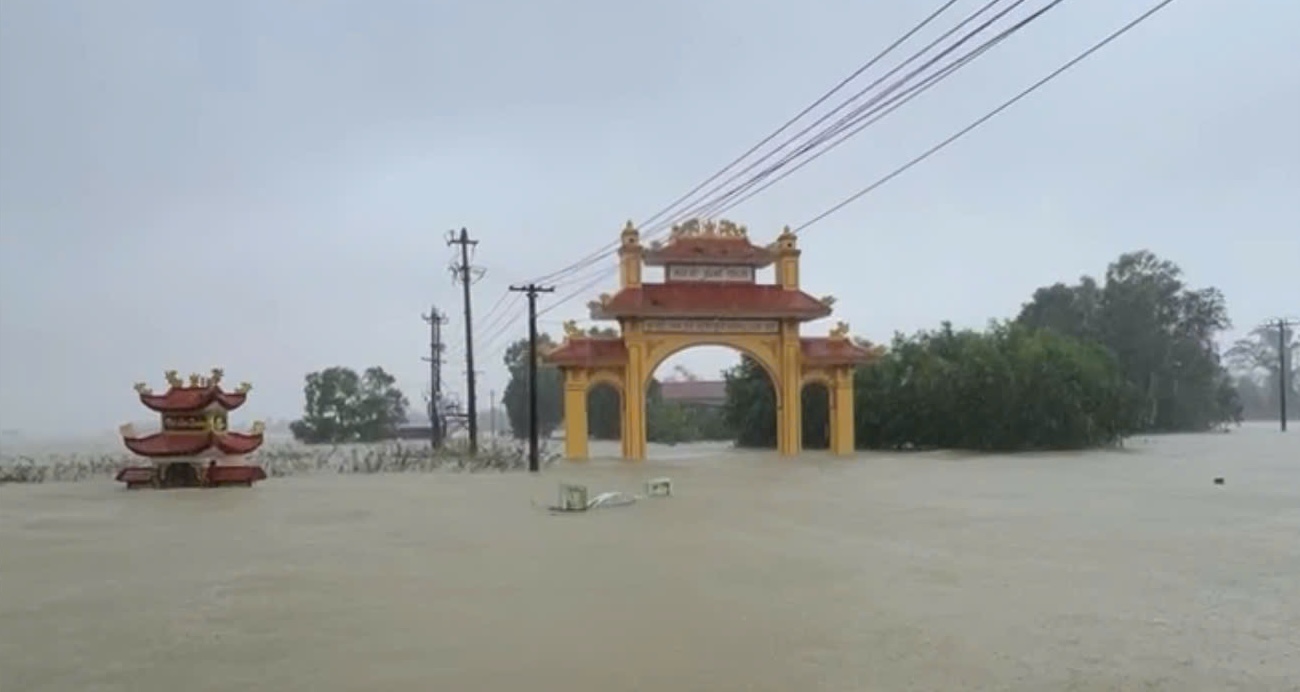 Biển nước bao vây xã Lệ Thủy, người dân hối hả chạy lũ- Ảnh 6.