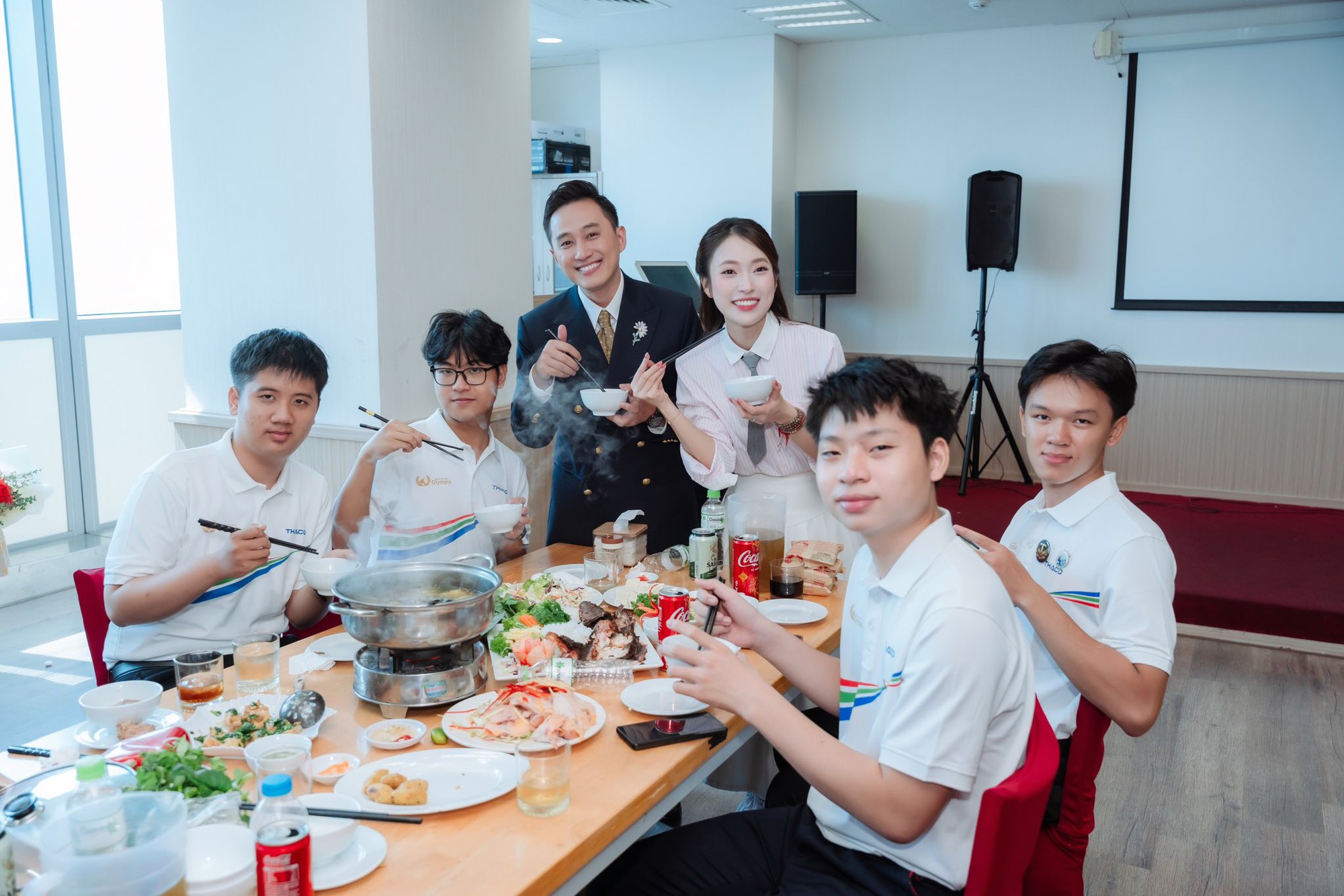 MC Ngọc Huy - MC dẫn Olympia lâu năm nhất: "Khánh Vy trưởng thành còn nhanh hơn cả... phần thi Tăng tốc"- Ảnh 8.