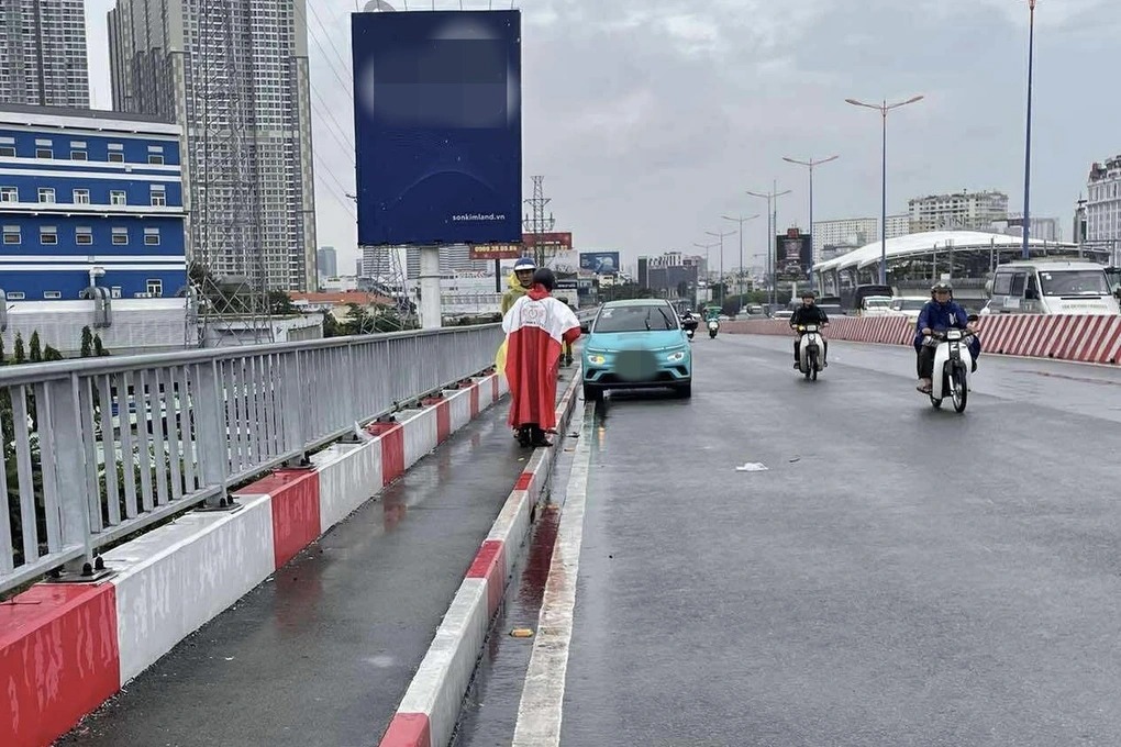 Nhân chứng kể lại thời điểm người đàn ông cầm hung khí đâm vào người, nhảy xuống sông Sài Gòn- Ảnh 1.