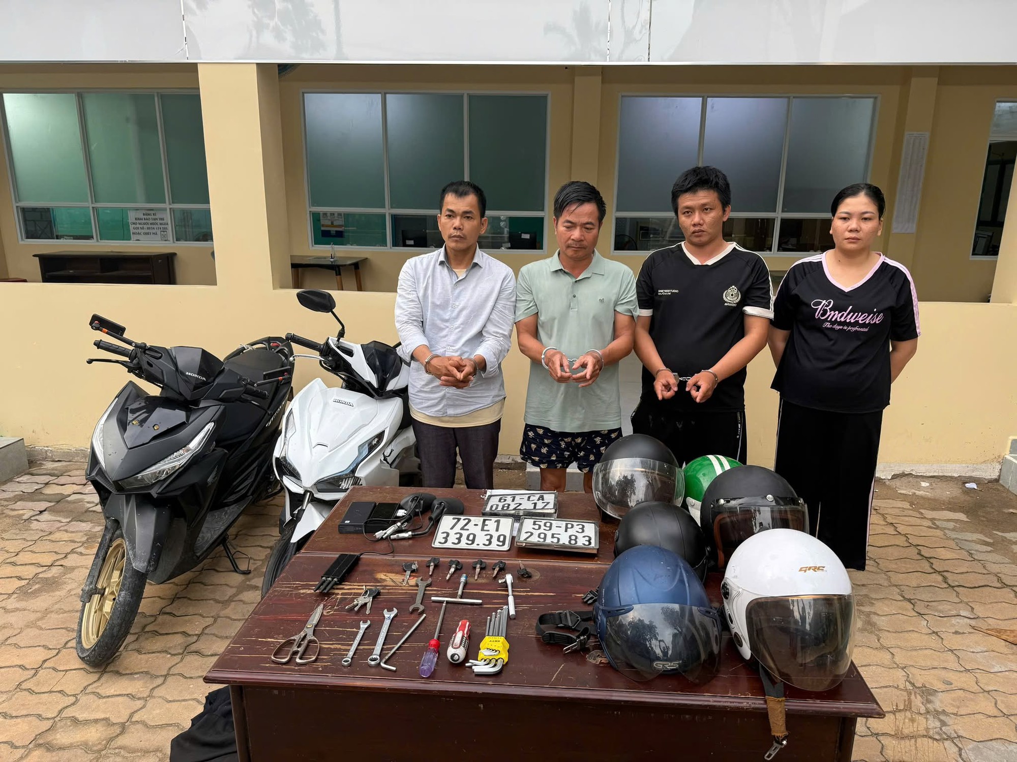 Nhóm đối tượng chuyên rình rập trước các cổng trường ở TP.HCM: Bắt Vũ Đăng Rực và Nguyễn Ngọc Vân- Ảnh 1.