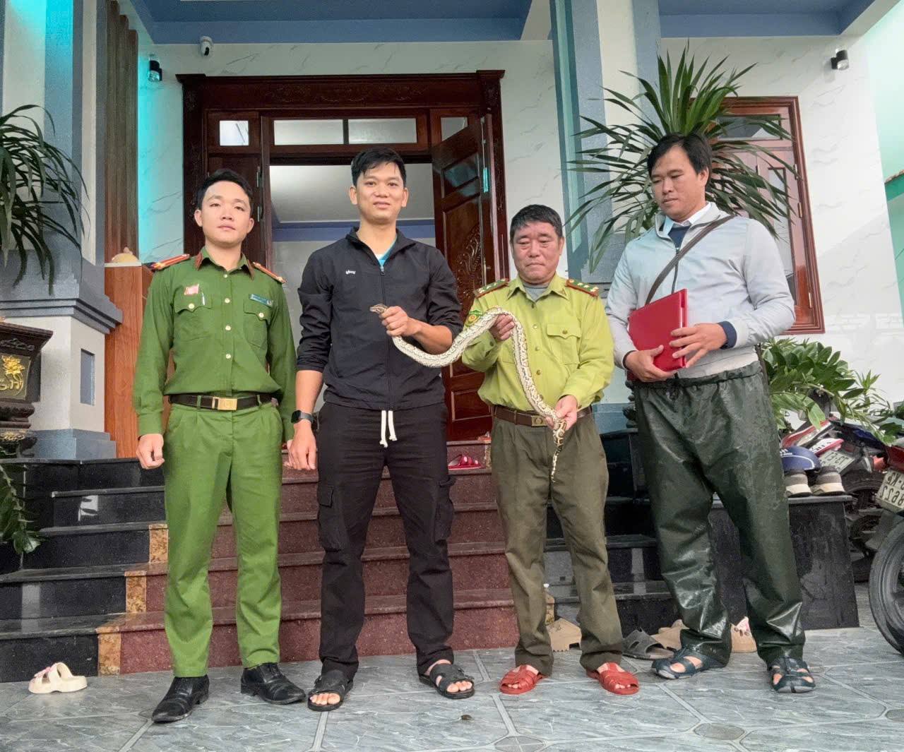 Nam thanh niên "đứng hình" khi bắt gặp con vật lạ bò qua đường- Ảnh 1.