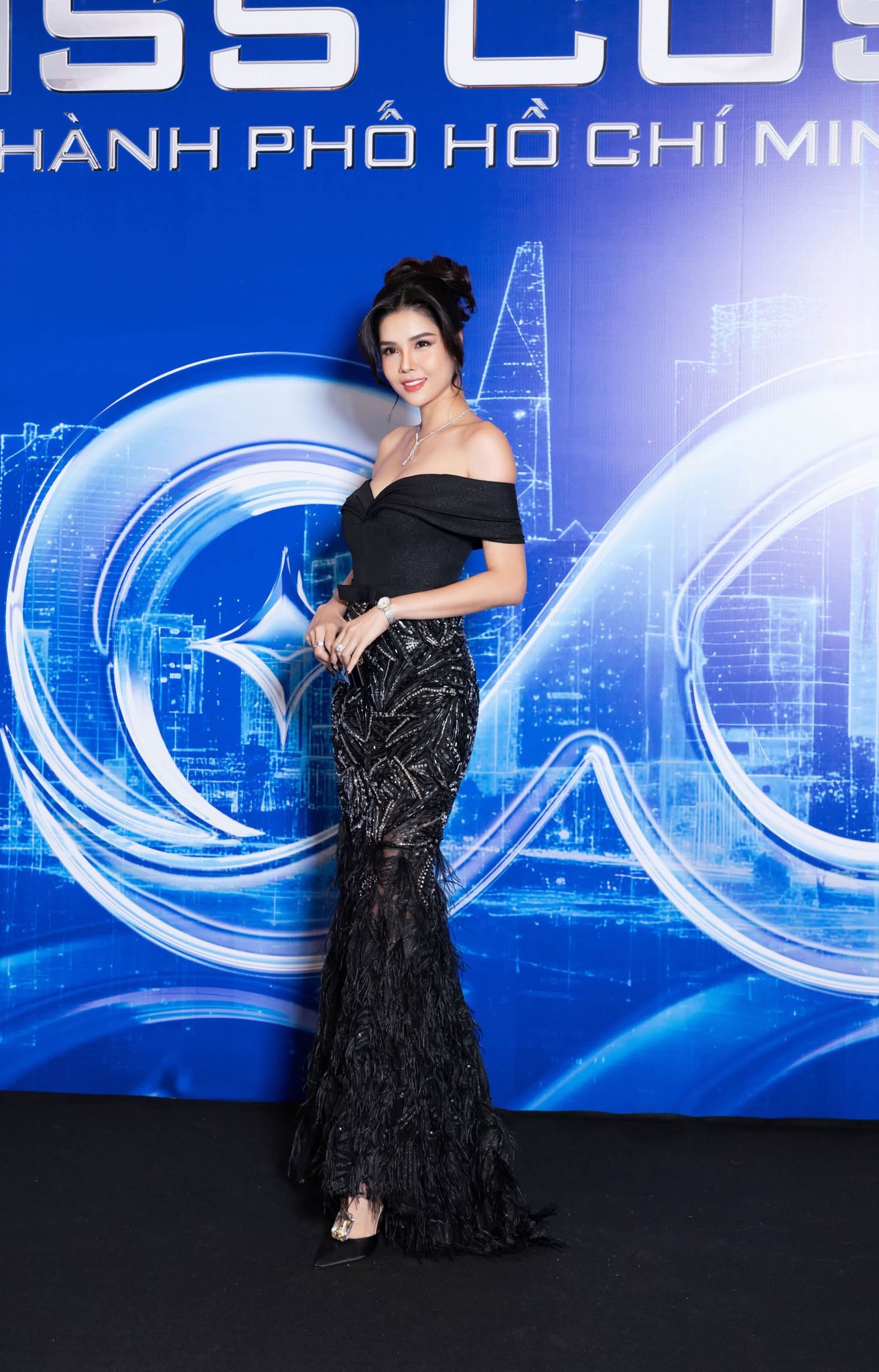 Kỳ Hân sexy trên thảm đỏ, lấy lại vẻ ngoài quyến rũ sau nửa năm gãy xương đùi vì chơi pickleball- Ảnh 4.