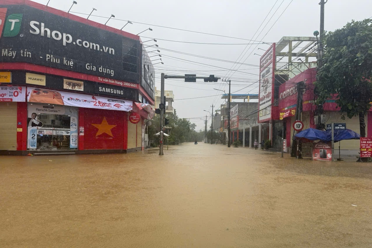 Biển nước bao vây xã Lệ Thủy, người dân hối hả chạy lũ- Ảnh 7.