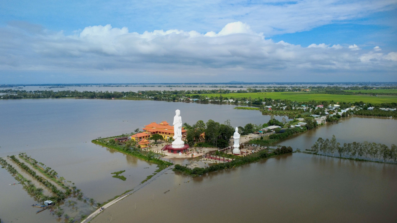 Du khách kéo về chùa Núi Nổi trải nghiệm hiện tượng 'có một không hai'- Ảnh 1.
