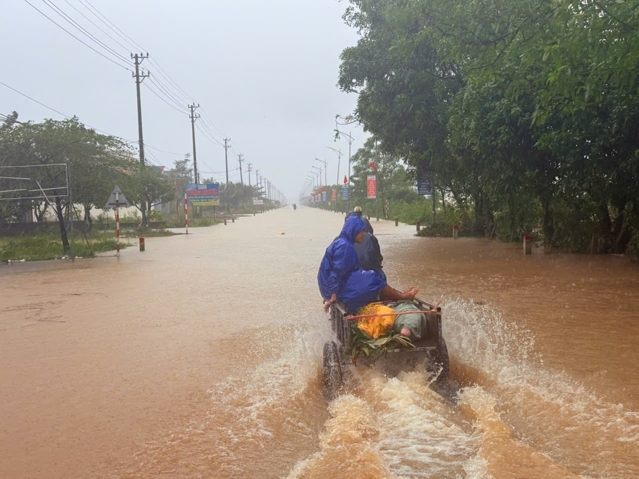 Biển nước bao vây xã Lệ Thủy, người dân hối hả chạy lũ- Ảnh 9.