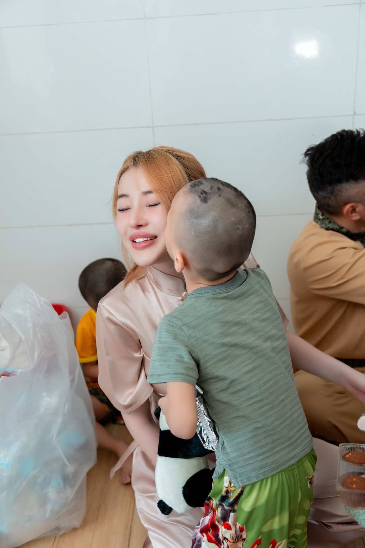 Trương Ngọc Ánh, Ngân 98, Quang Linh Vlogs bị bắt: Từ thiện không phải là cái phao cứu vãn tất cả- Ảnh 6.