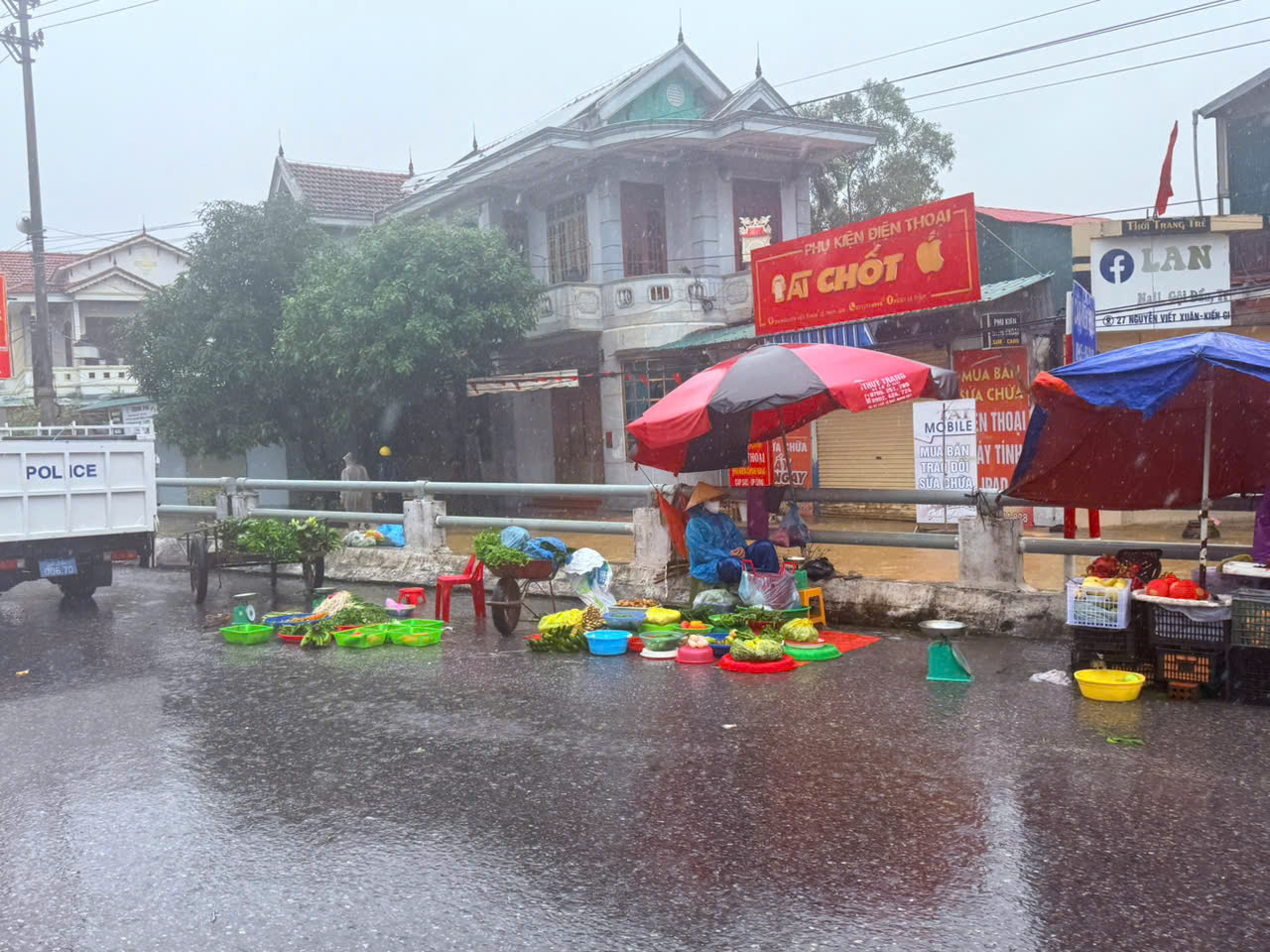 Biển nước bao vây xã Lệ Thủy, người dân hối hả chạy lũ- Ảnh 10.