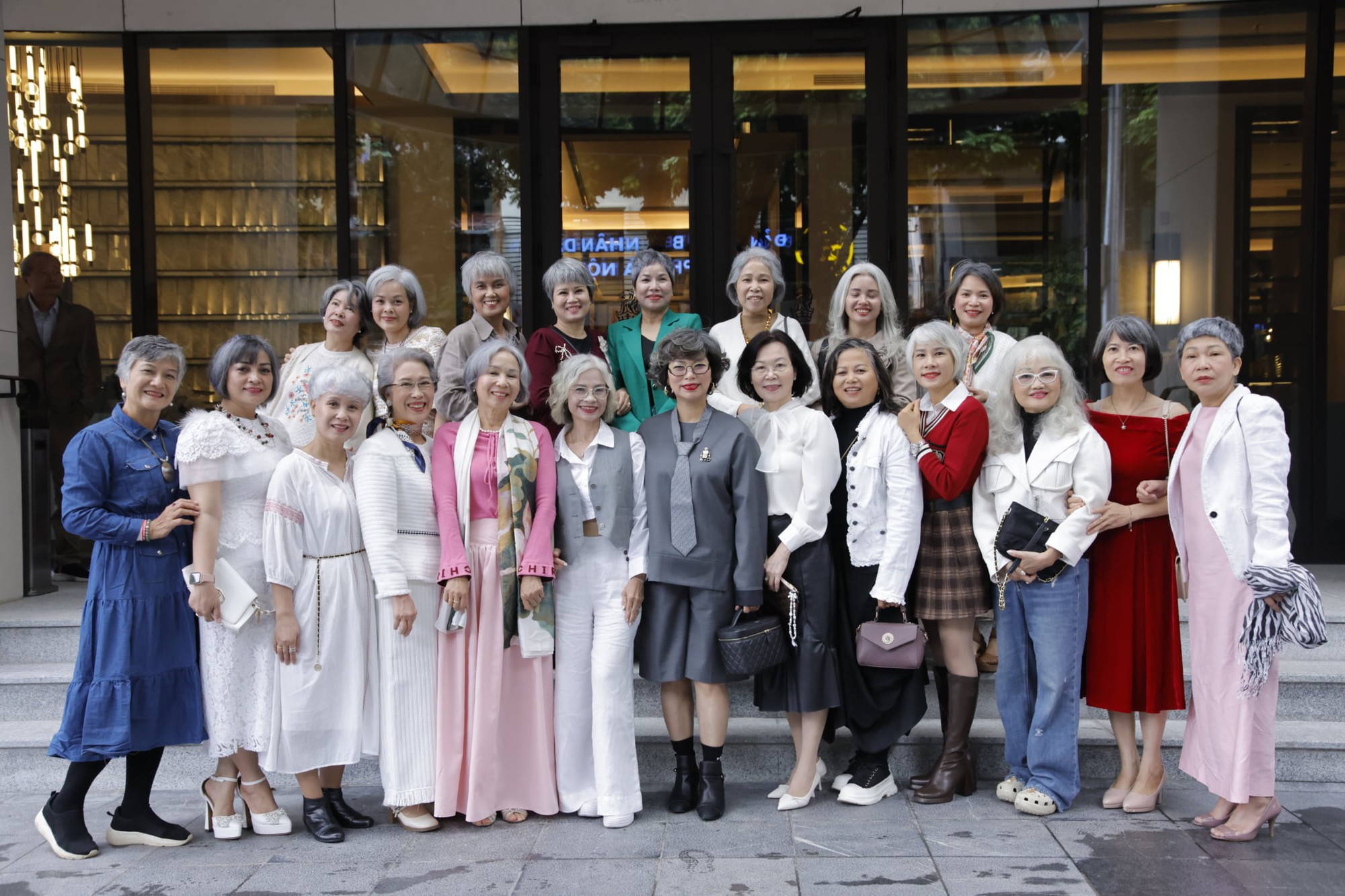 “Hội Tóc Bạc Lấp Lánh” slay nhất Thủ đô: Chúng tôi không phải phú bà- Ảnh 1.