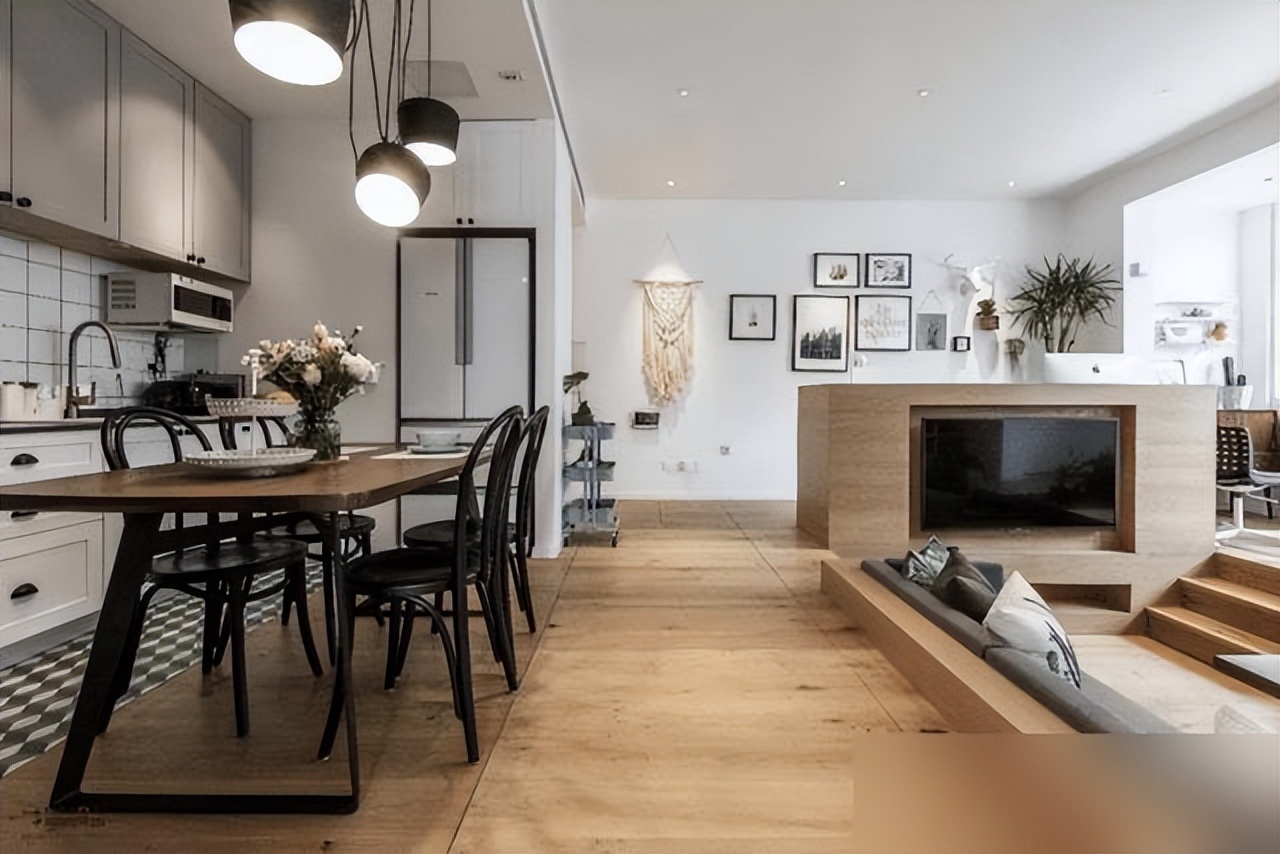 Tưởng chồng làm liều khi hạ sàn phòng khách 45 cm, ai ngờ lại tạo nên góc sống khiến ai đến cũng khen thông minh!- Ảnh 2.