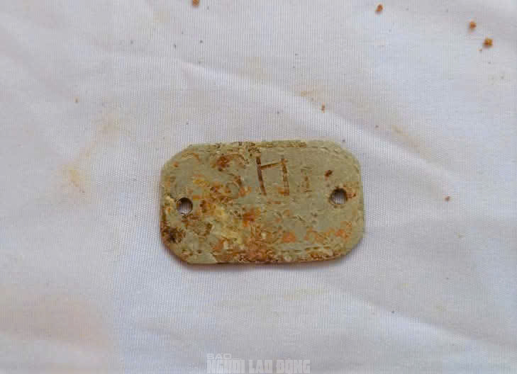 Hình ảnh loạt di vật khắc ký hiệu quan trọng chôn kèm hài cốt liệt sĩ- Ảnh 1. Hình ảnh loạt di vật khắc ký hiệu quan trọng chôn kèm hài cốt liệt sĩ- Ảnh 1.