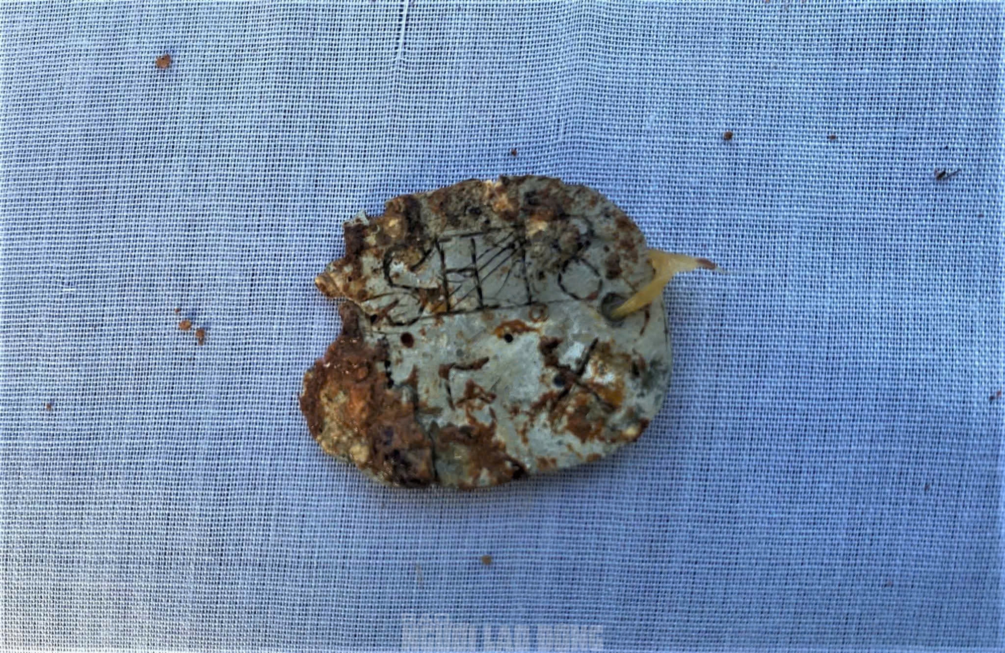 Hình ảnh loạt di vật khắc ký hiệu quan trọng chôn kèm hài cốt liệt sĩ- Ảnh 2. Hình ảnh loạt di vật khắc ký hiệu quan trọng chôn kèm hài cốt liệt sĩ- Ảnh 2.