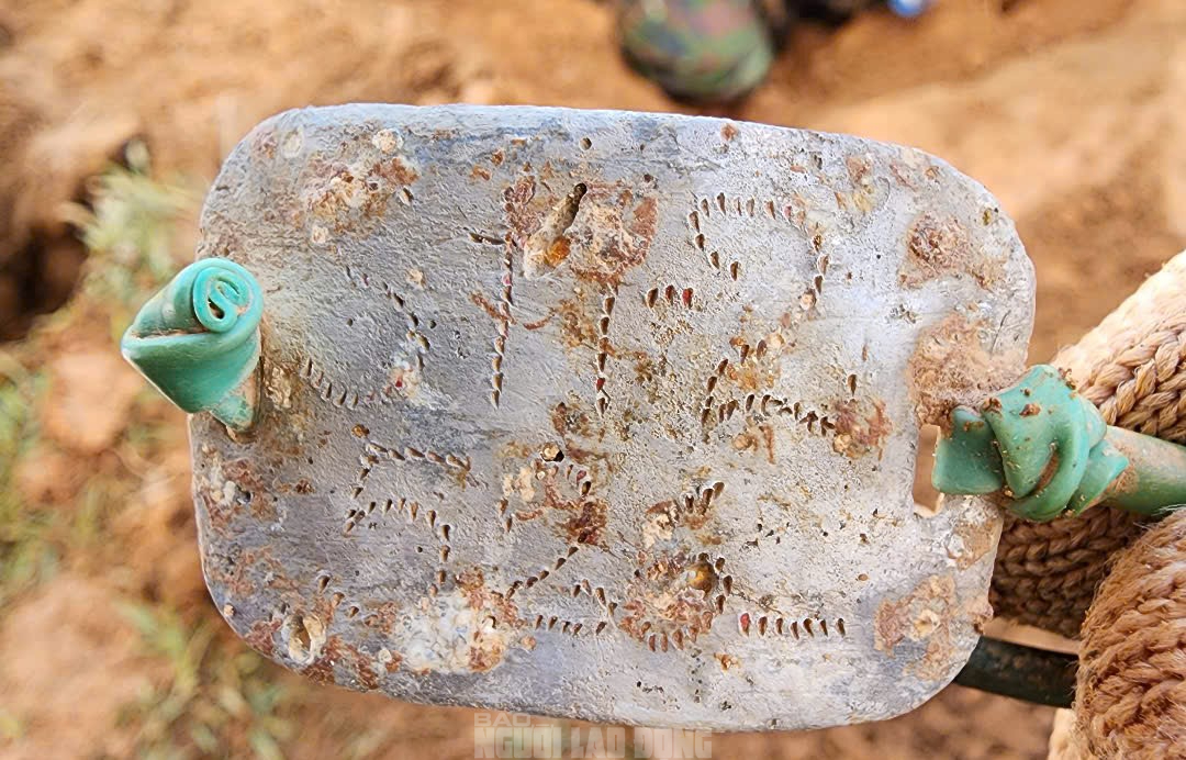 Hình ảnh loạt di vật khắc ký hiệu quan trọng chôn kèm hài cốt liệt sĩ- Ảnh 3. Hình ảnh loạt di vật khắc ký hiệu quan trọng chôn kèm hài cốt liệt sĩ- Ảnh 3.