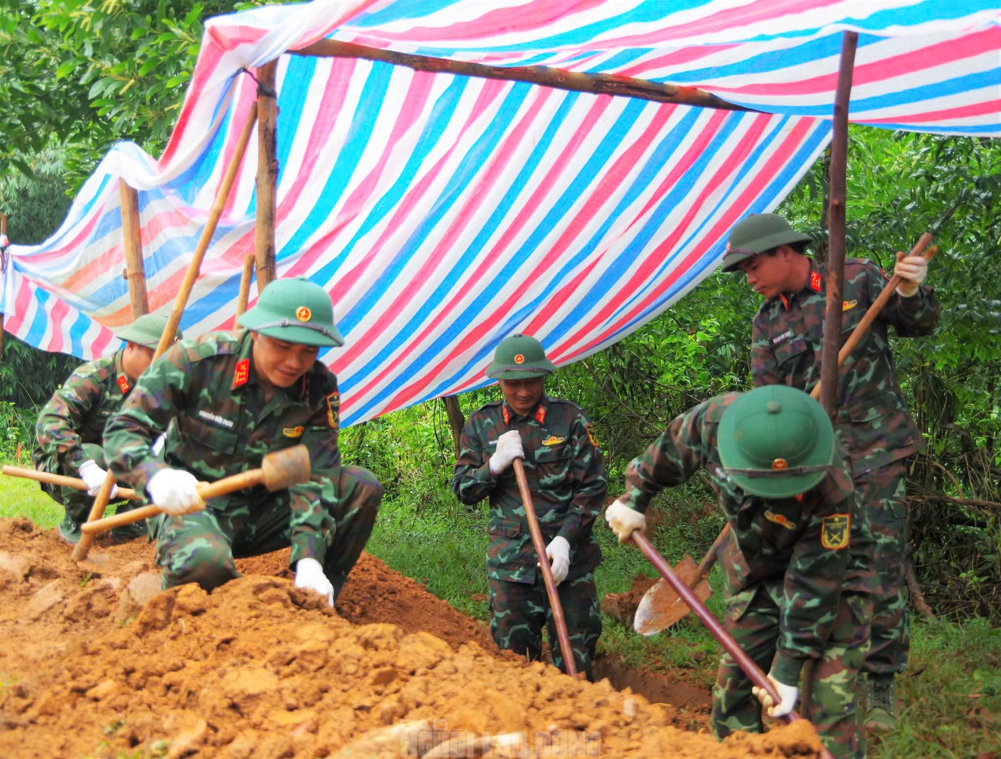 Hình ảnh loạt di vật khắc ký hiệu quan trọng chôn kèm hài cốt liệt sĩ- Ảnh 5. Hình ảnh loạt di vật khắc ký hiệu quan trọng chôn kèm hài cốt liệt sĩ- Ảnh 5.
