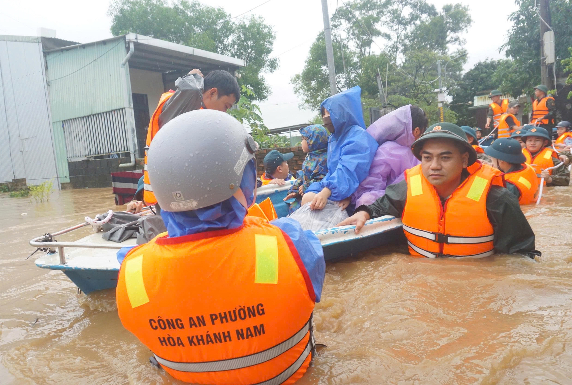 Cận cảnh xe máy treo lên trần nhà, hơn 100 hộ dân buộc phải rời nhà khẩn cấp- Ảnh 2. Cận cảnh xe máy treo lên trần nhà, hơn 100 hộ dân buộc phải rời nhà khẩn cấp- Ảnh 2.