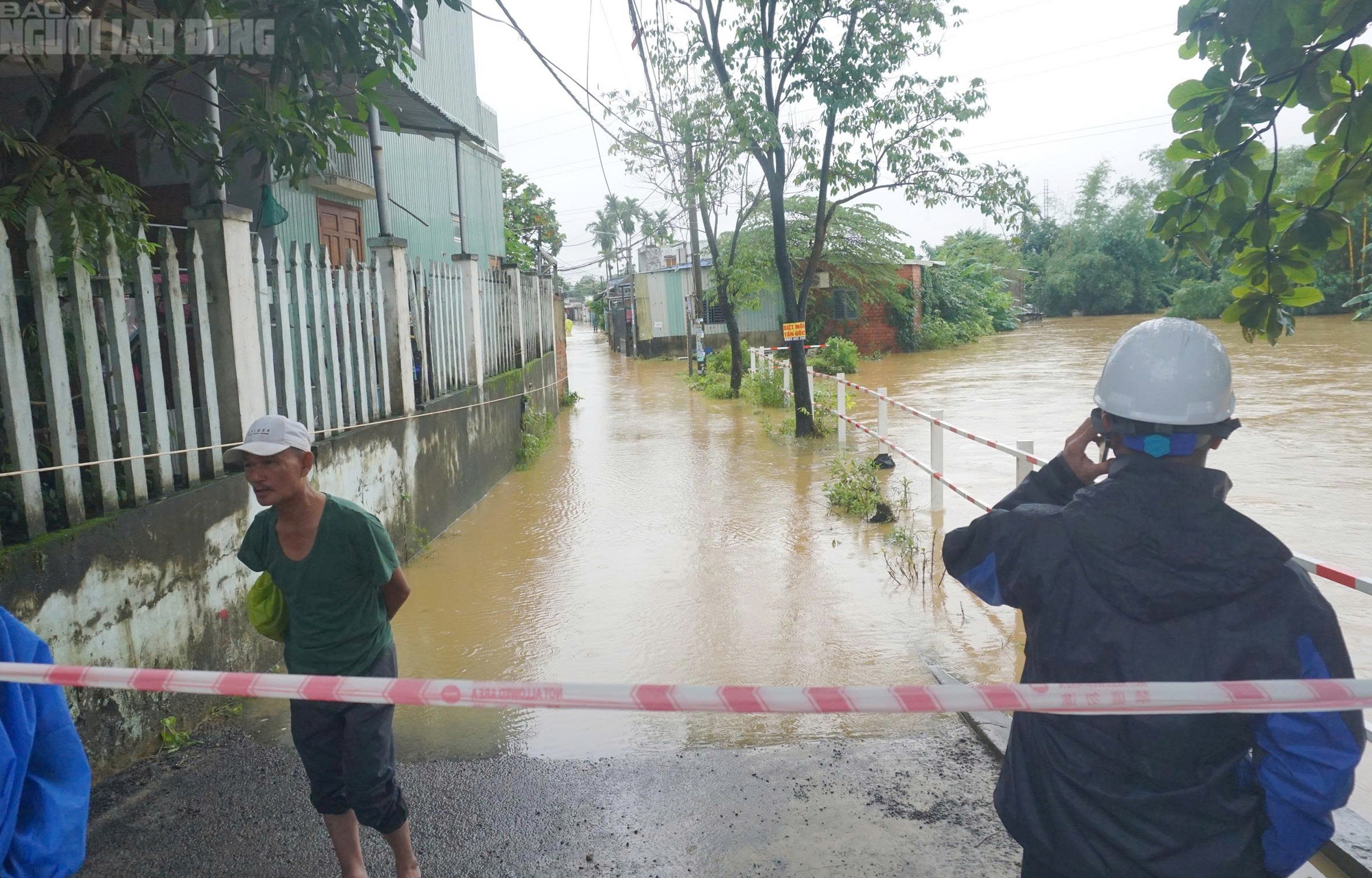 Cận cảnh xe máy treo lên trần nhà, hơn 100 hộ dân buộc phải rời nhà khẩn cấp- Ảnh 5. Cận cảnh xe máy treo lên trần nhà, hơn 100 hộ dân buộc phải rời nhà khẩn cấp- Ảnh 5.