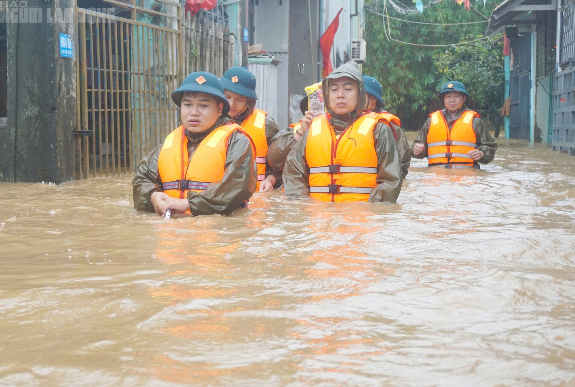 Cận cảnh xe máy treo lên trần nhà, hơn 100 hộ dân buộc phải rời nhà khẩn cấp- Ảnh 7. Cận cảnh xe máy treo lên trần nhà, hơn 100 hộ dân buộc phải rời nhà khẩn cấp- Ảnh 7.