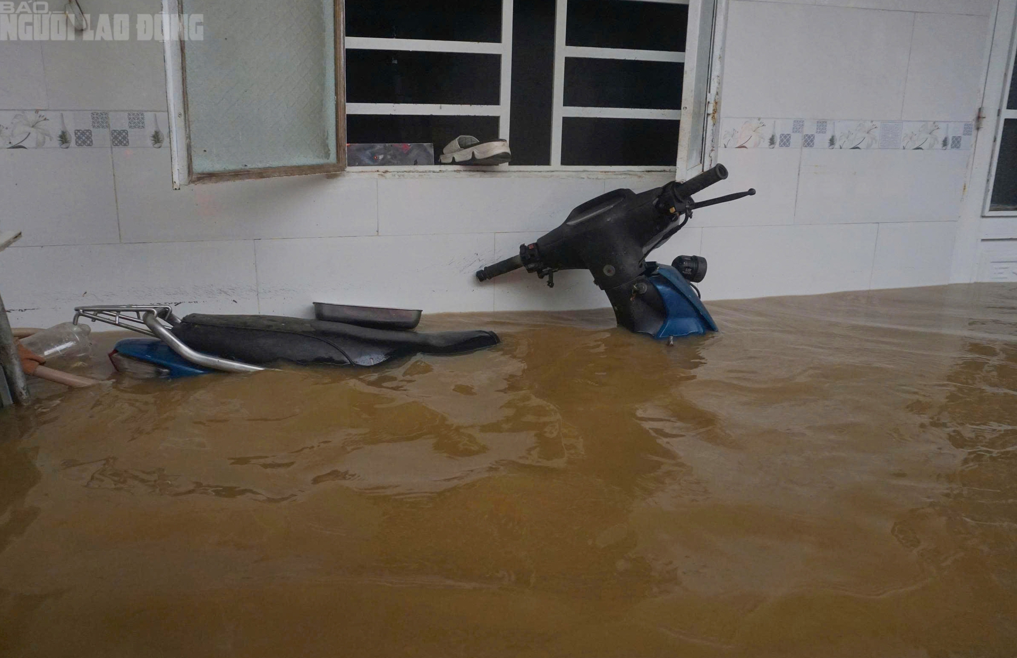 Cận cảnh xe máy treo lên trần nhà, hơn 100 hộ dân buộc phải rời nhà khẩn cấp- Ảnh 9. Cận cảnh xe máy treo lên trần nhà, hơn 100 hộ dân buộc phải rời nhà khẩn cấp- Ảnh 9.