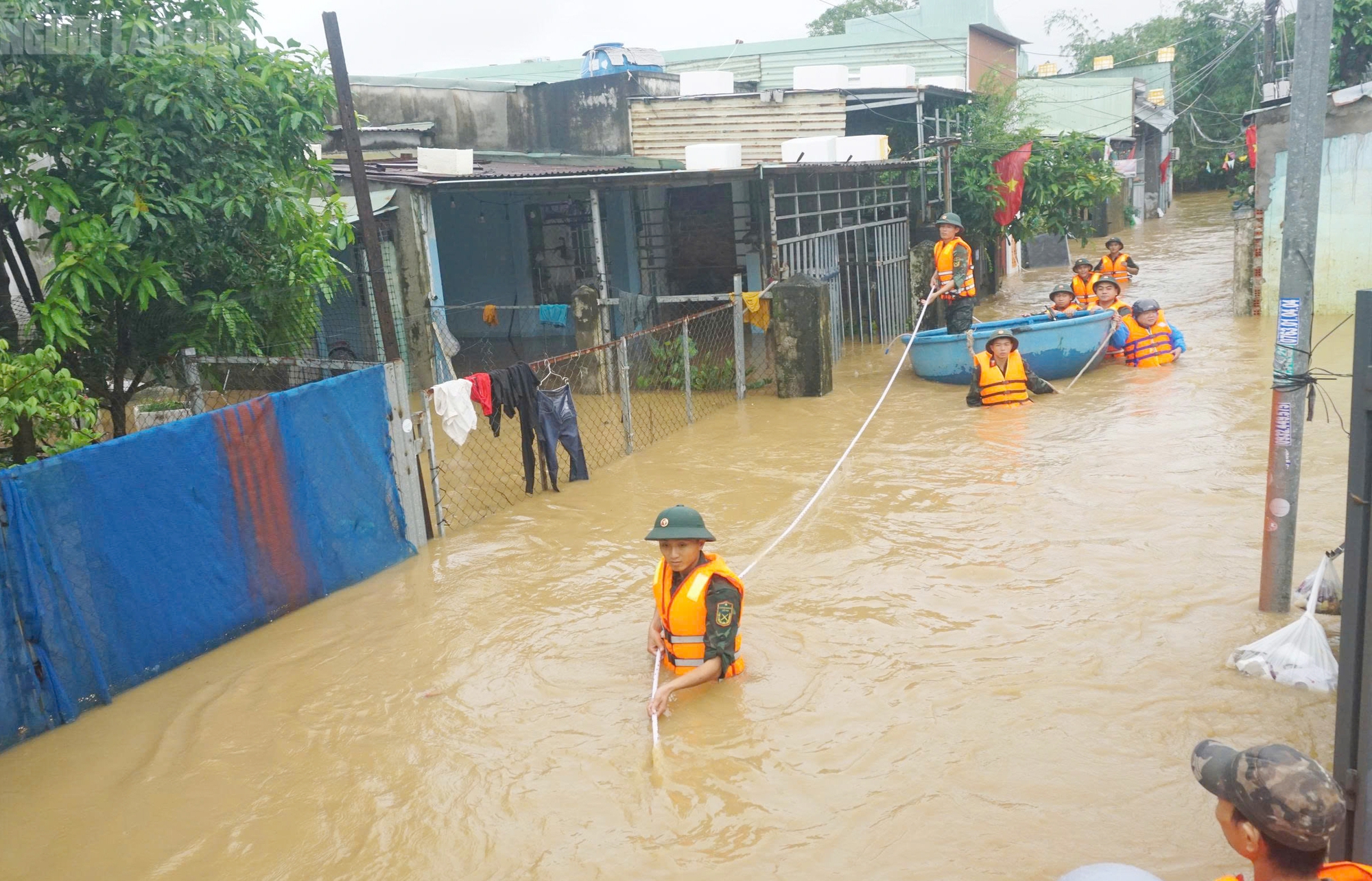 Cận cảnh xe máy treo lên trần nhà, hơn 100 hộ dân buộc phải rời nhà khẩn cấp- Ảnh 11. Cận cảnh xe máy treo lên trần nhà, hơn 100 hộ dân buộc phải rời nhà khẩn cấp- Ảnh 11.