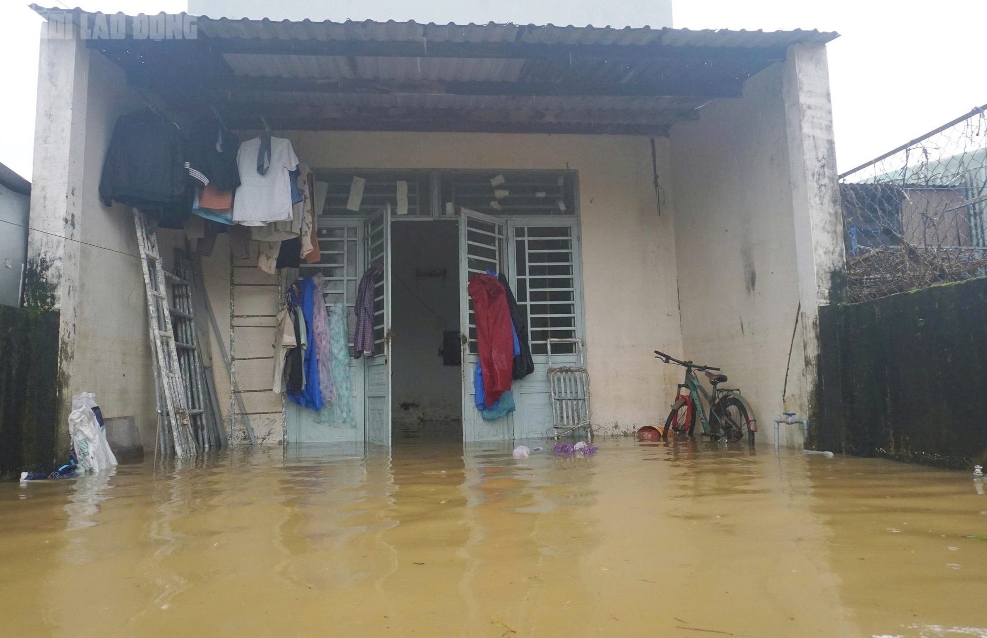 Cận cảnh xe máy treo lên trần nhà, hơn 100 hộ dân buộc phải rời nhà khẩn cấp- Ảnh 12. Cận cảnh xe máy treo lên trần nhà, hơn 100 hộ dân buộc phải rời nhà khẩn cấp- Ảnh 12.