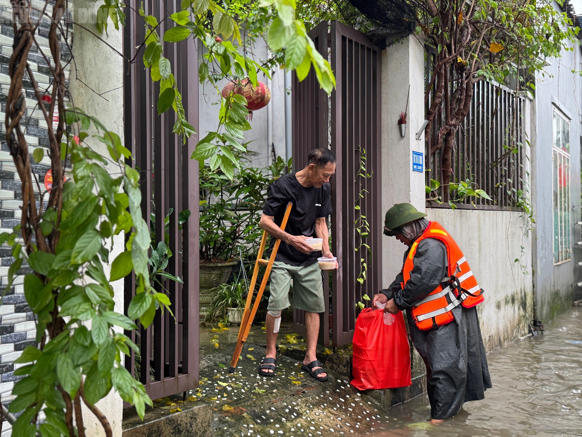 Cận cảnh xe máy treo lên trần nhà, hơn 100 hộ dân buộc phải rời nhà khẩn cấp- Ảnh 15. Cận cảnh xe máy treo lên trần nhà, hơn 100 hộ dân buộc phải rời nhà khẩn cấp- Ảnh 15.