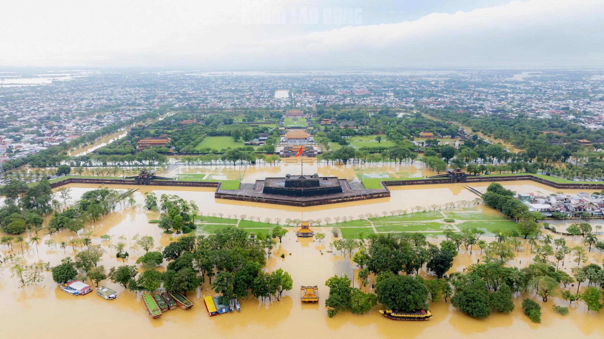 Hình ảnh mới nhất về di tích Đại nội Huế trong ngày lũ "tập 3"- Ảnh 1.