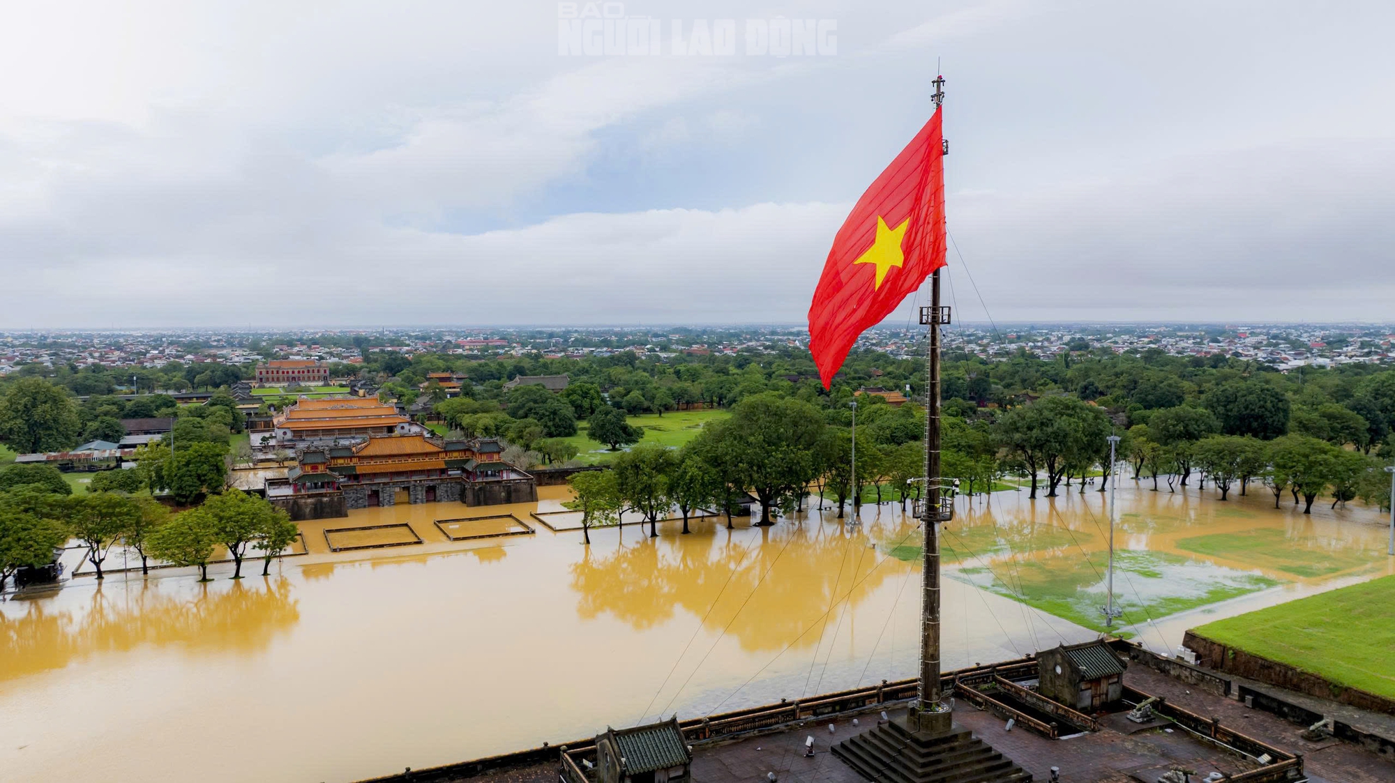 Hình ảnh mới nhất về di tích Đại nội Huế trong ngày lũ "tập 3"- Ảnh 2.