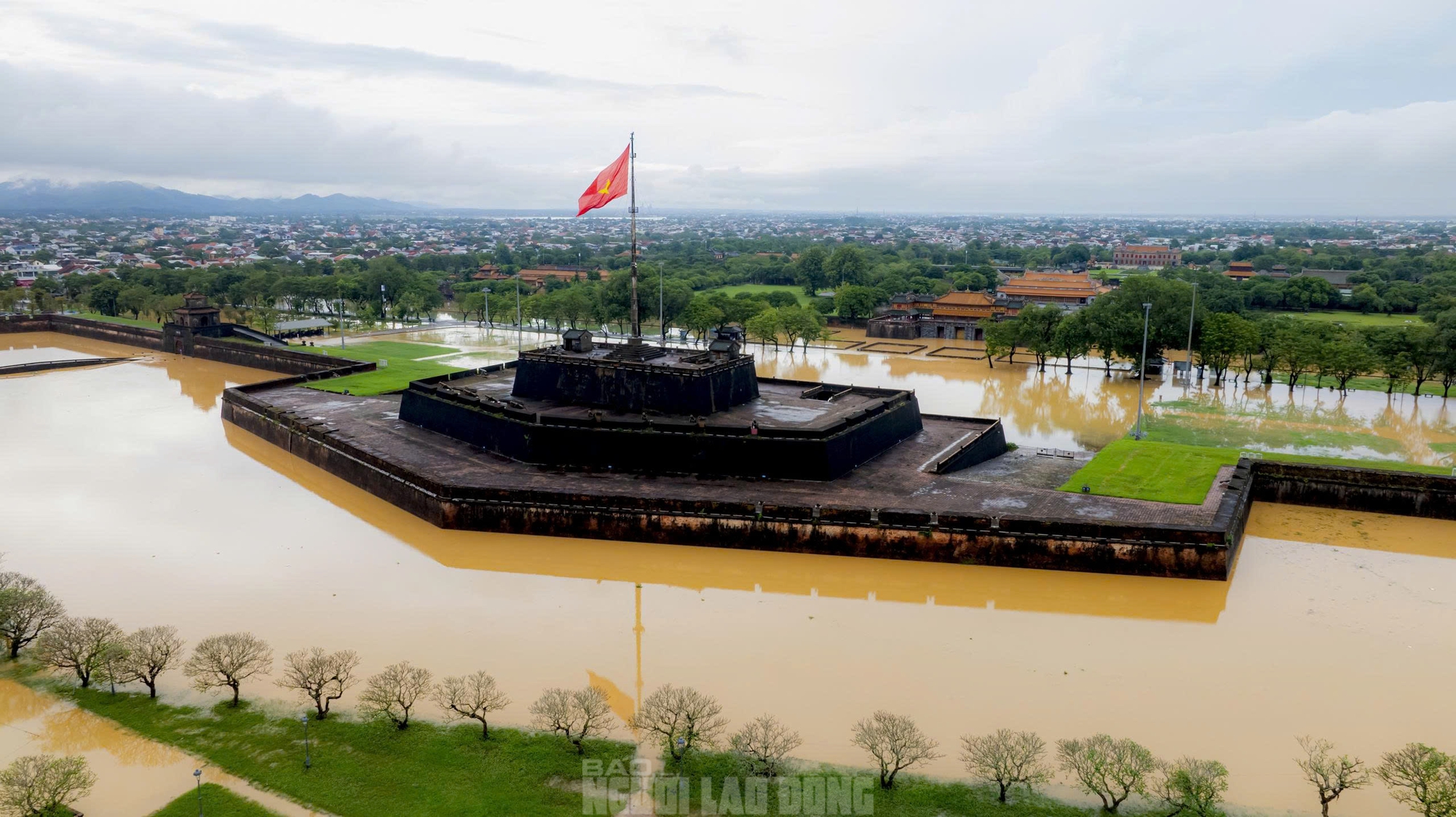 Hình ảnh mới nhất về di tích Đại nội Huế trong ngày lũ "tập 3"- Ảnh 9.