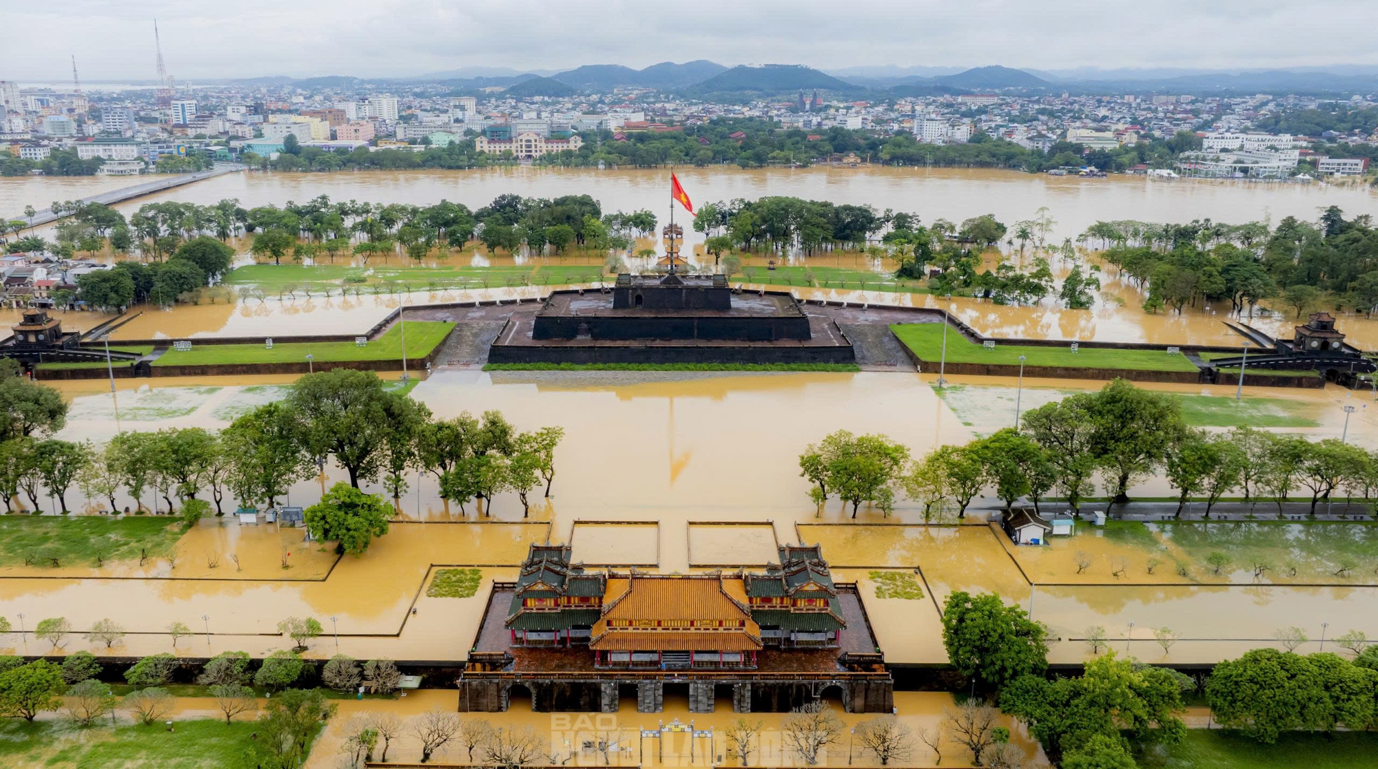 Hình ảnh mới nhất về di tích Đại nội Huế trong ngày lũ "tập 3"- Ảnh 10.