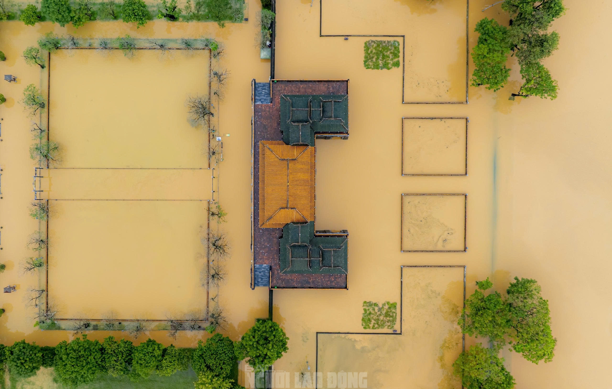 Hình ảnh mới nhất về di tích Đại nội Huế trong ngày lũ "tập 3"- Ảnh 11.