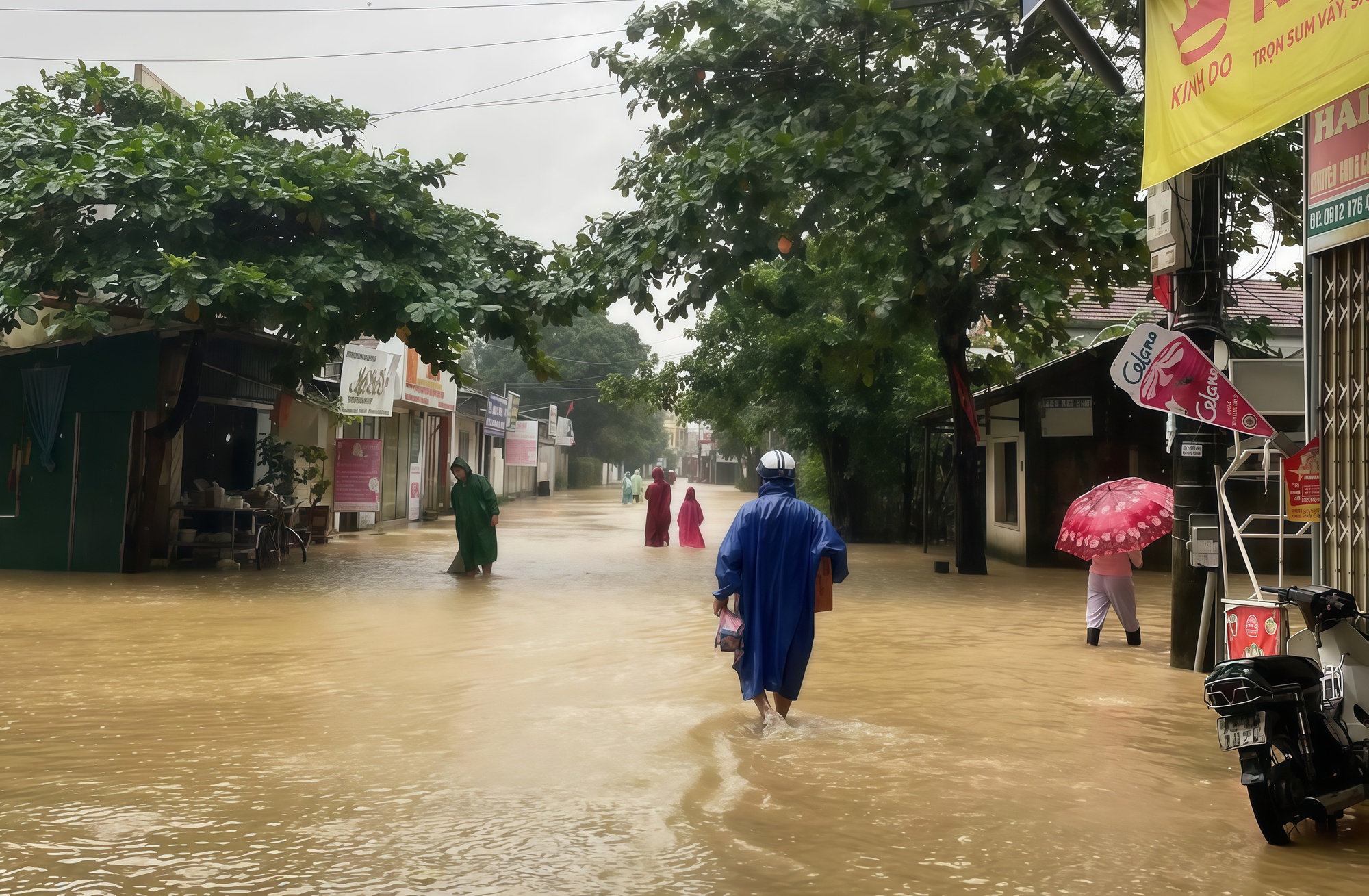 Biển nước bao vây xã Lệ Thủy, người dân hối hả chạy lũ- Ảnh 3.