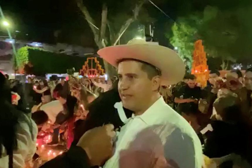 Thị trưởng bị bắn 7 phát súng giữa quảng trường khi đang dự lễ "Ngày của Người chết"- Ảnh 1. Thị trưởng bị bắn 7 phát súng giữa quảng trường khi đang dự lễ "Ngày của Người chết"- Ảnh 1.